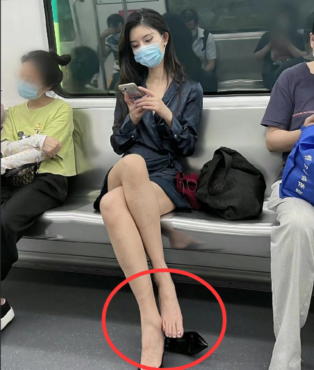 偷拍:在地铁上脱鞋的美女!