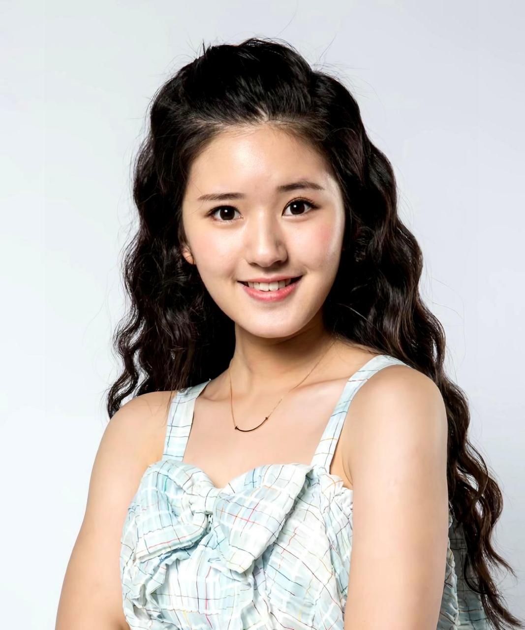 赵露思为什么会有大小眼?而且这个造型师的搭配能力也太差了吧!