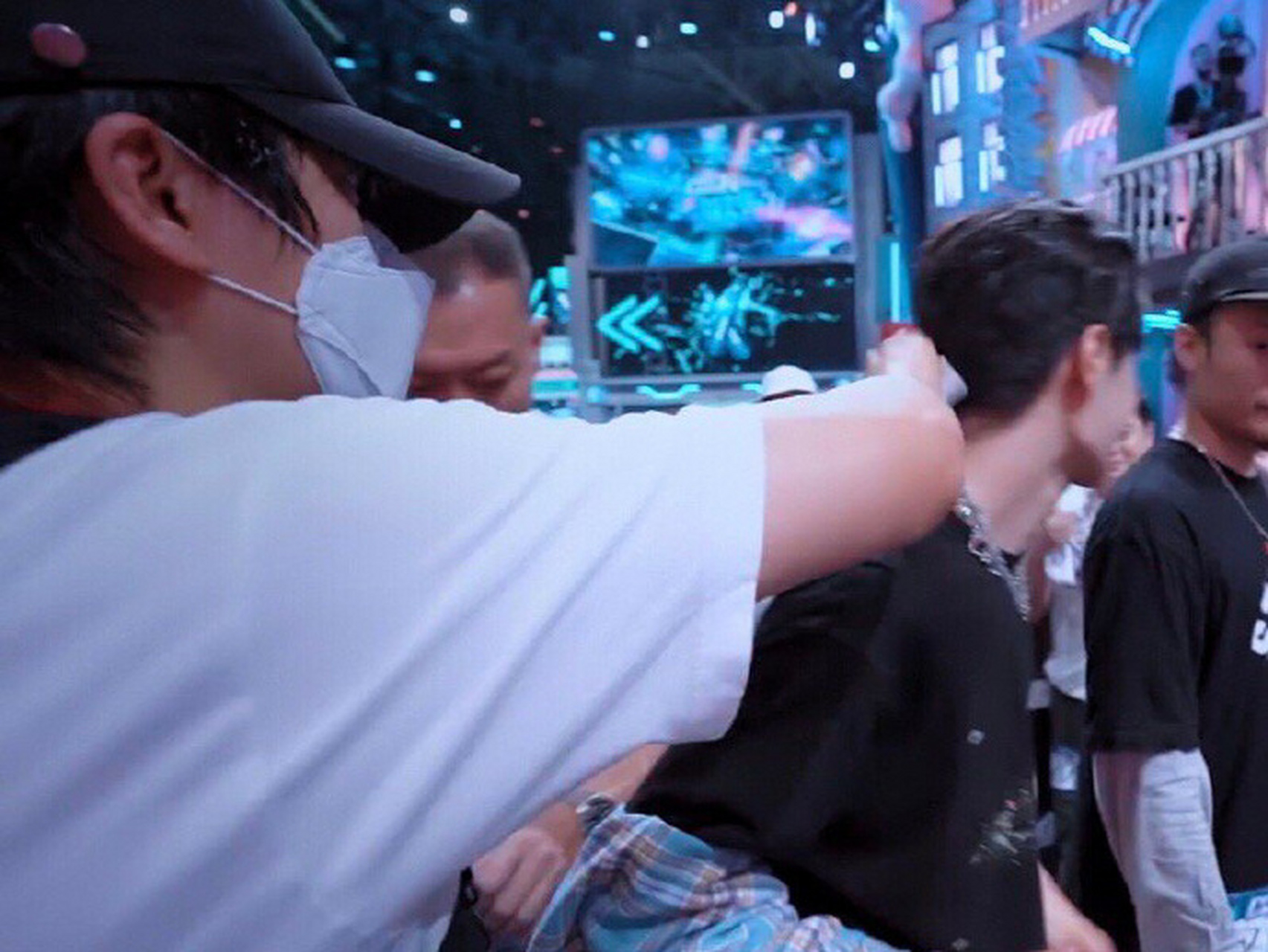 王一博和他的妆发造型师王逸铎# ,每次的妆造都很符合场合,也很出彩