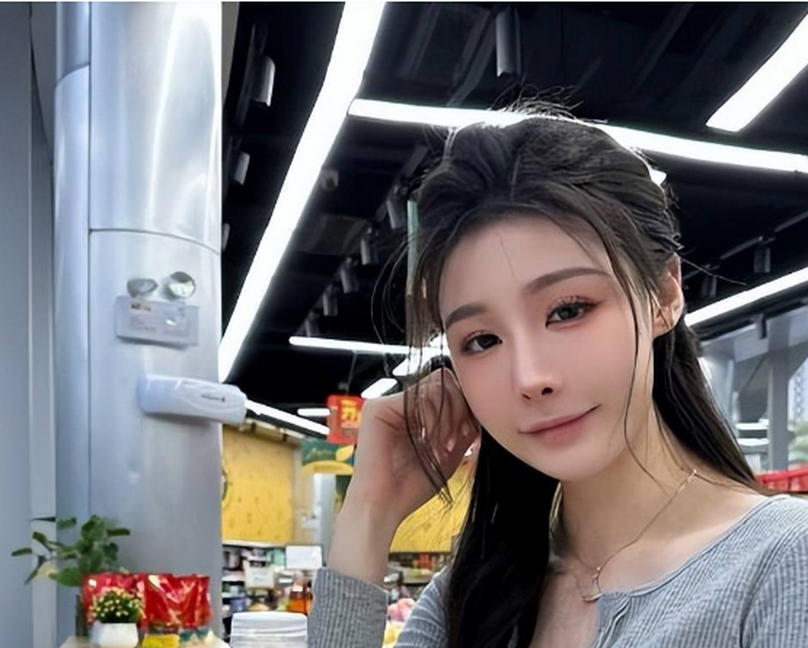 不仅能蹭外卖的热度,还因为长得好看,性感而备受欢迎,简直是狗仔队的