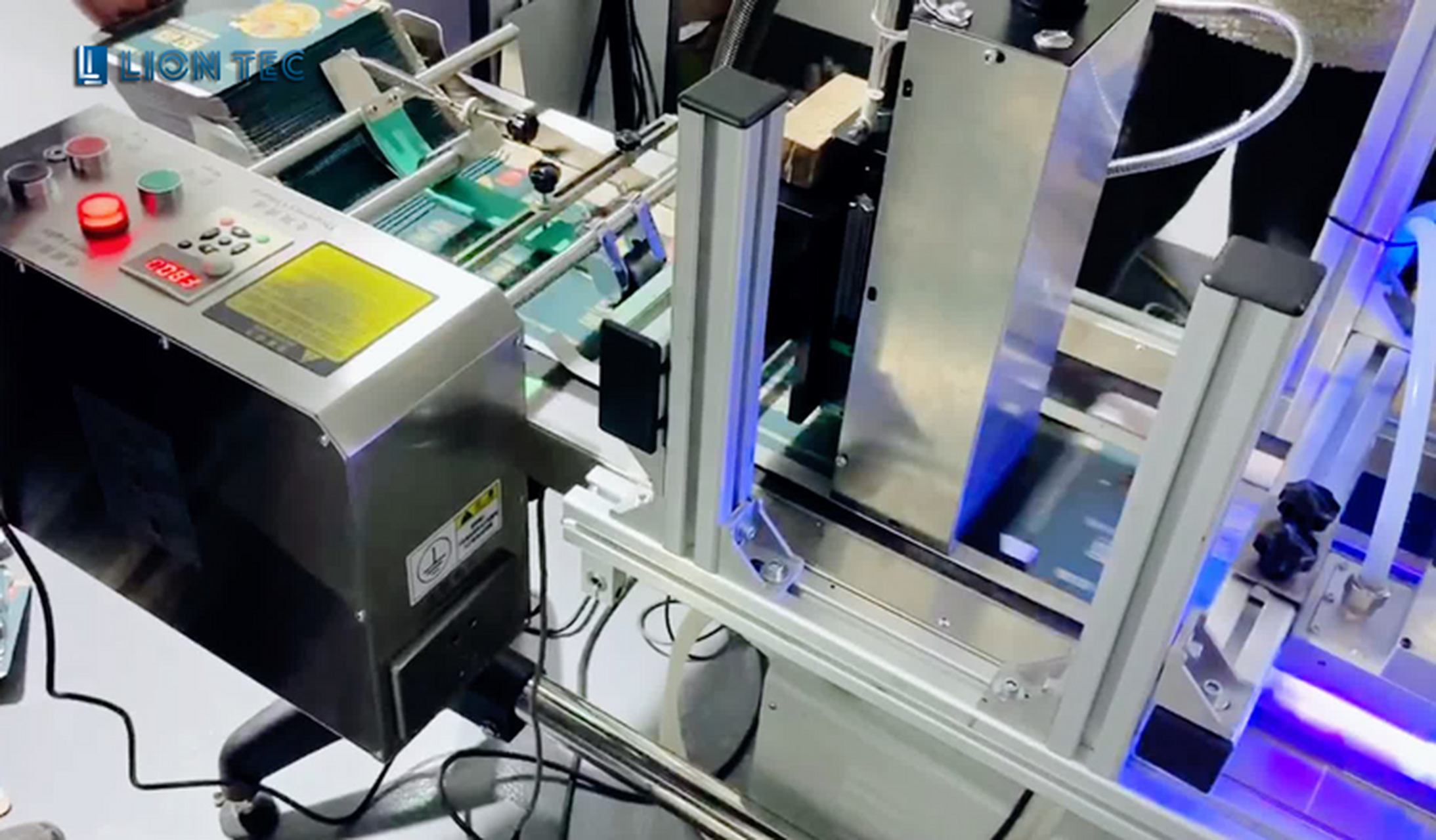 白墨uv喷码机-在硬膜上一次喷印白色方块标记-颗颗饱满-方方正正