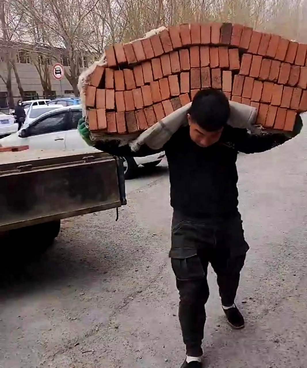 男人为了生活而努力,真的很不容易,我们应该多关心和爱护我们的老公.