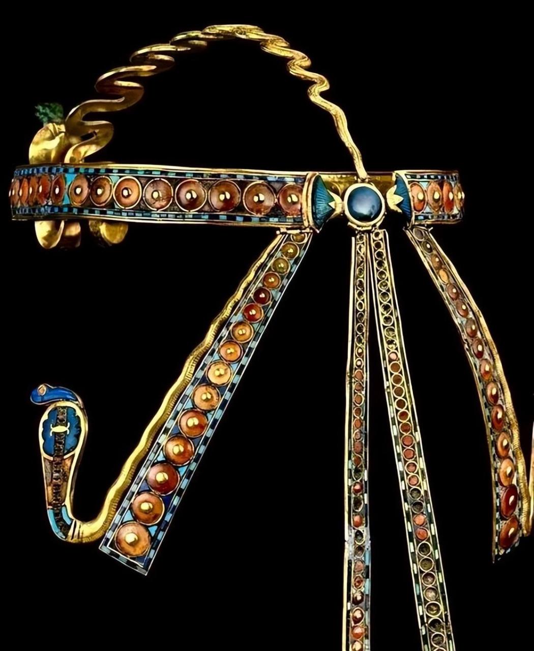 埃及法老图坦卡蒙国王的精致王冠,他的统治时间是公元前1336年-公元前