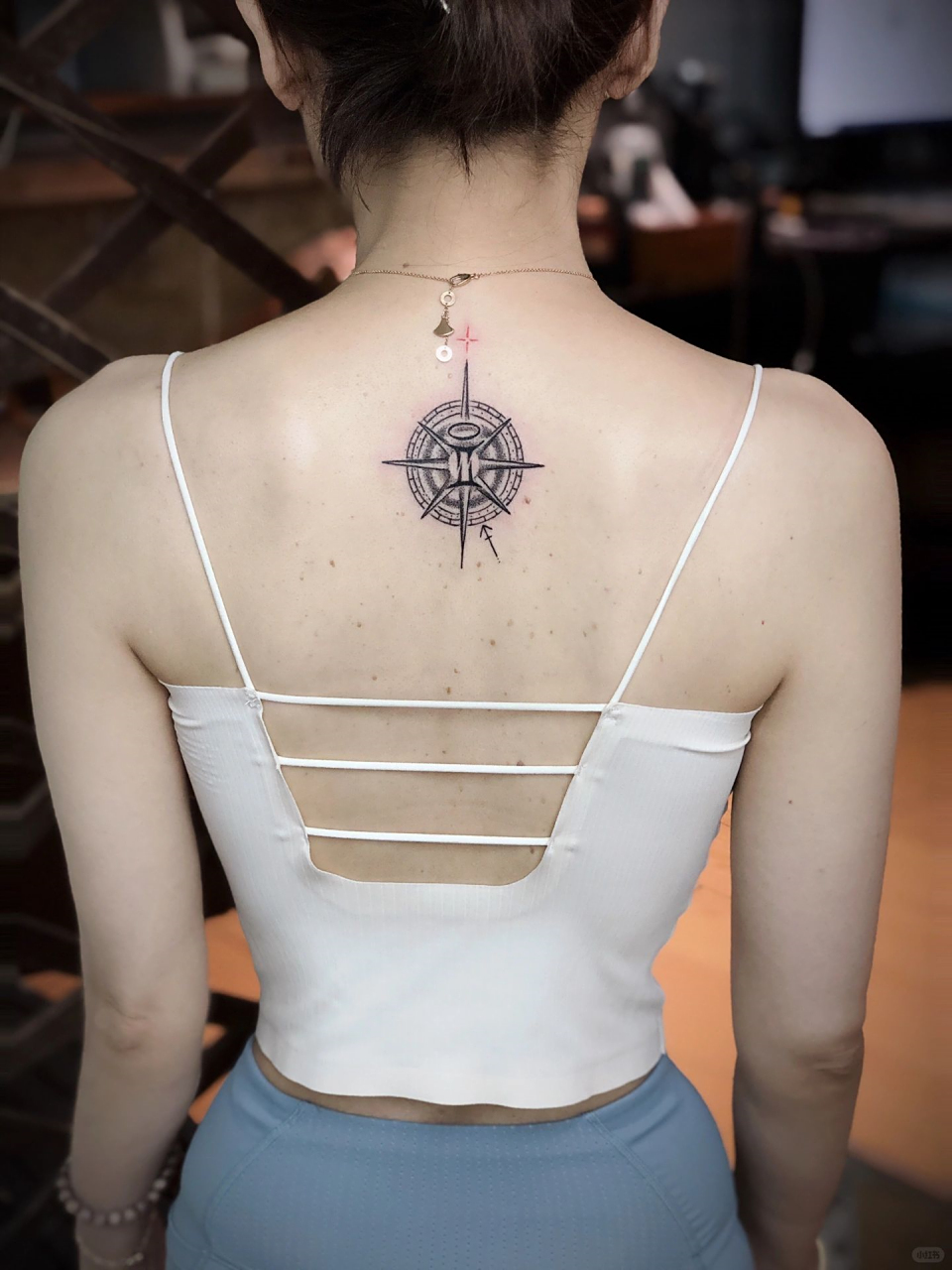 后背星座纹身射手座双鱼座情侣女孩的刺青