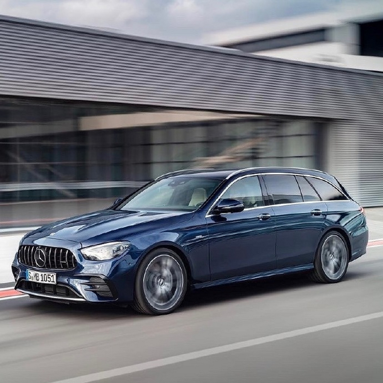 奔驰新款e53四门轿车/旅行车,凶狠劲少很多啊[鼓掌]