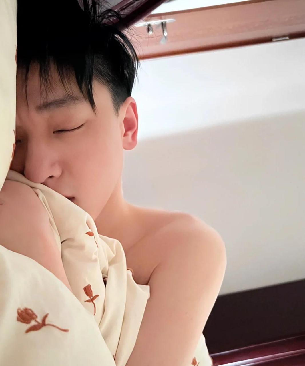 放一张体育生睡着的照片,看看谁最搞笑!