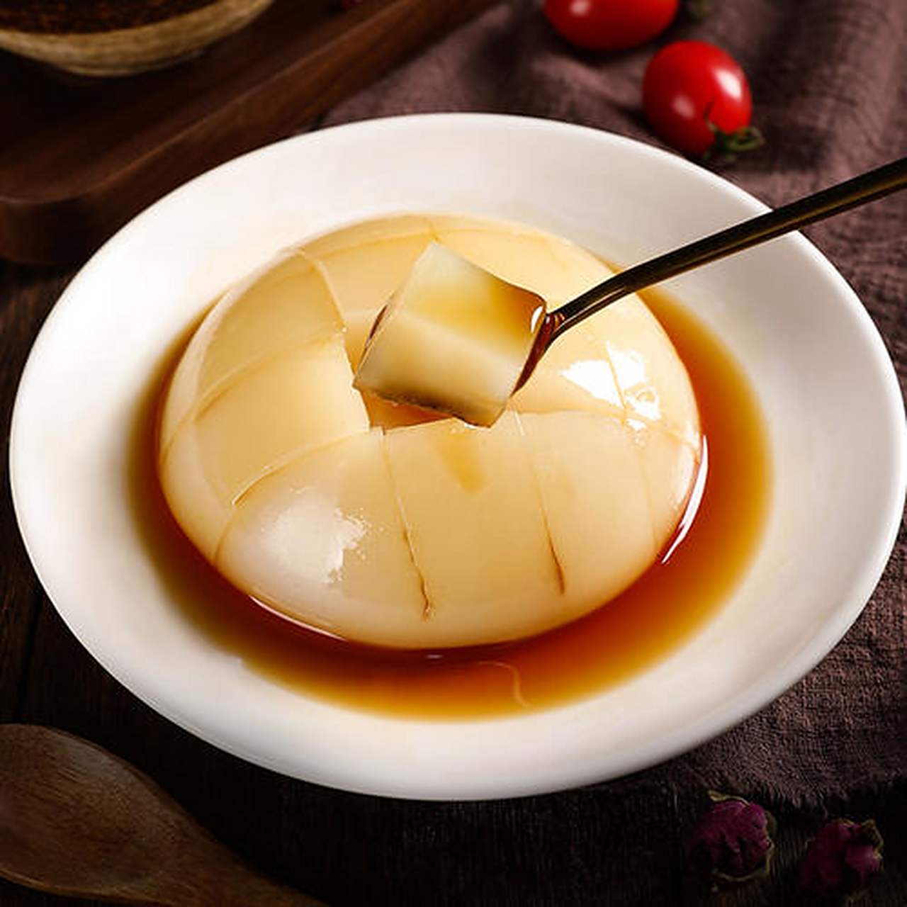 饭店里的凉糕大多放在一个浅浅的盘子里,红糖汁直接淋在上边,看着就很