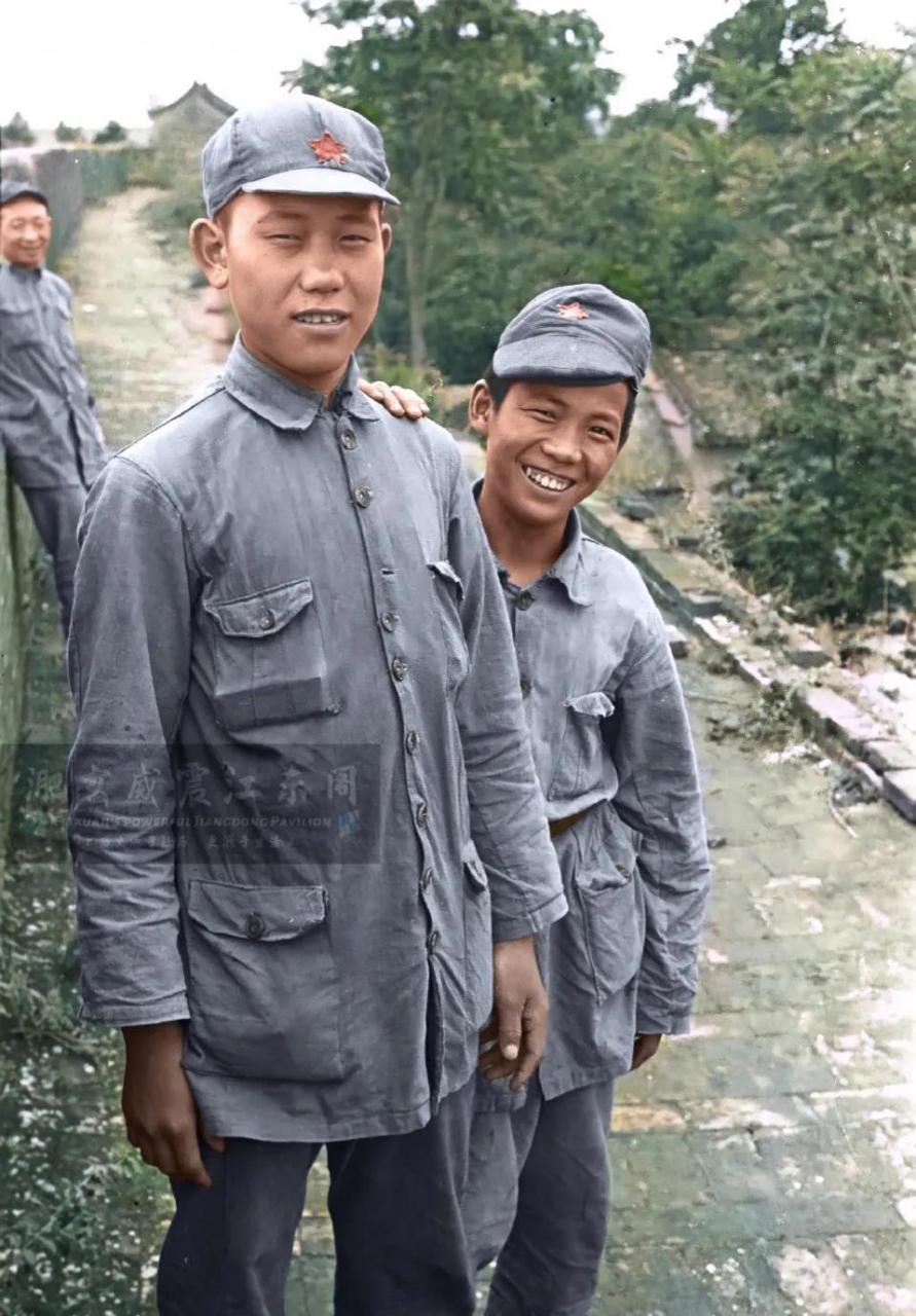 在1937年的时候,两名年轻的八路军小战士站在那里,一丝童稚的表情浮现