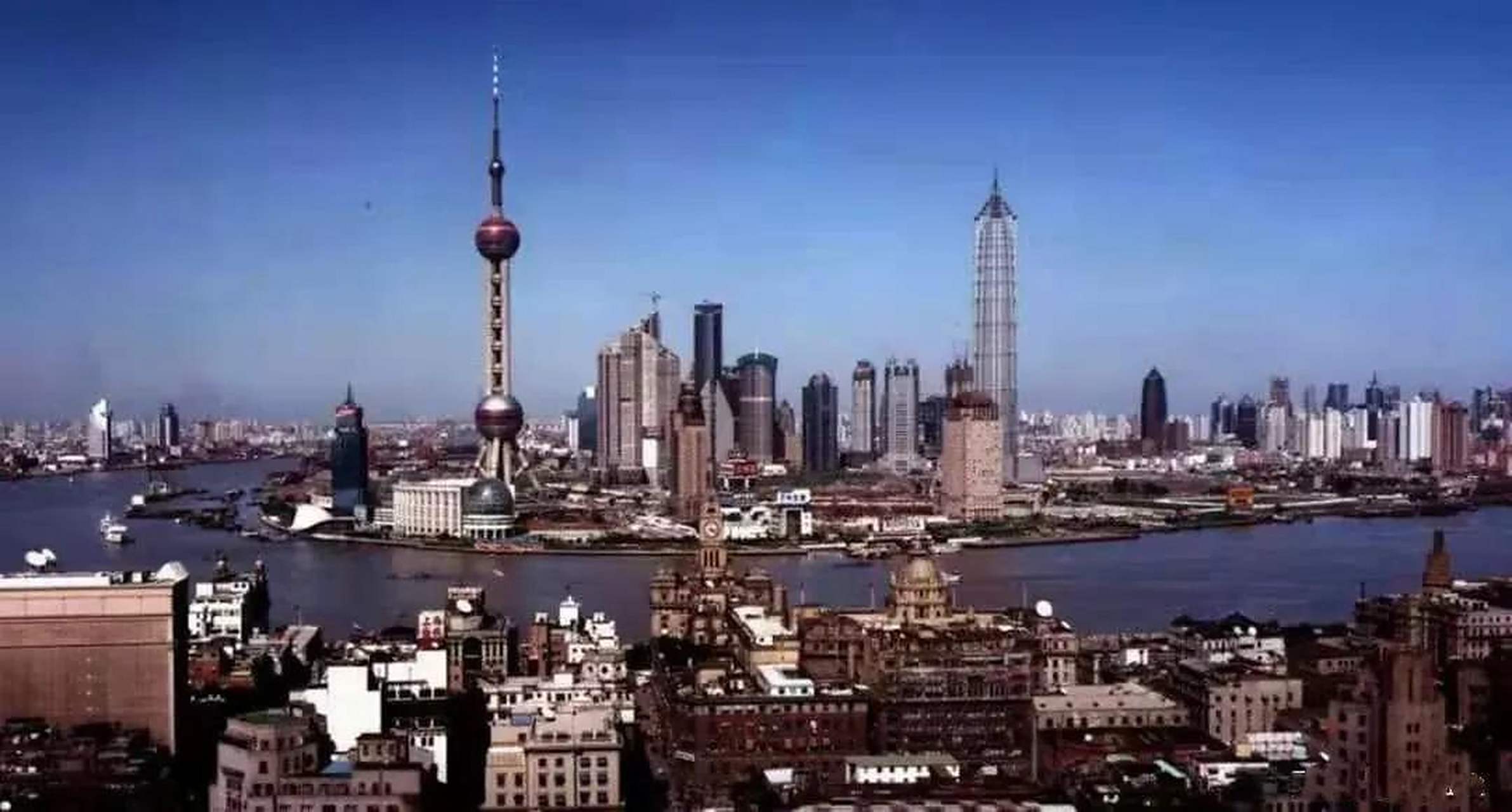 1999年的上海陆家嘴,东方明珠和金茂大厦耸立于天际,为当时的上海城市