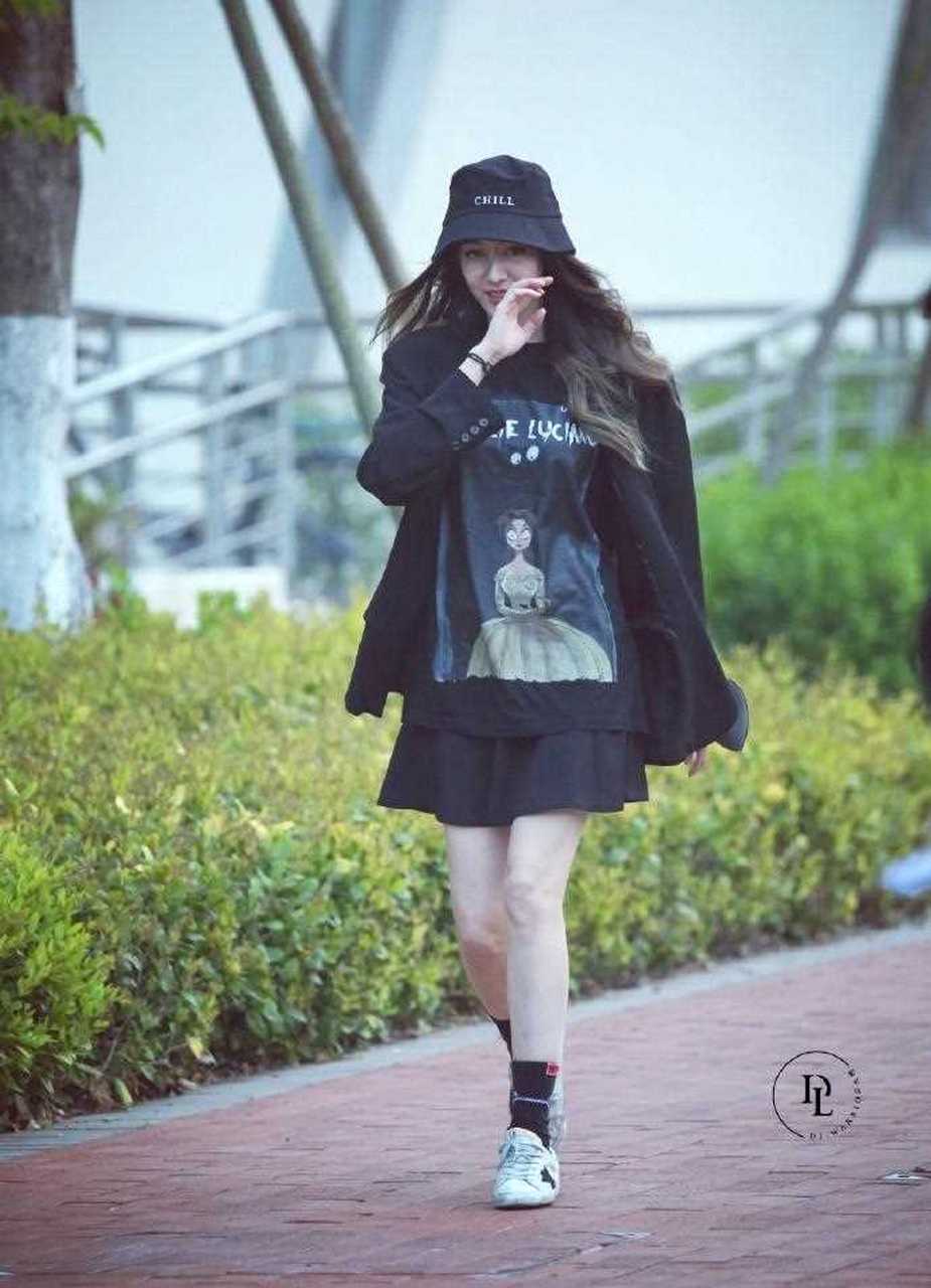 迪丽热巴今日私服,一身黑更衬得肤白貌美,短袜配运动鞋,很有日系少女