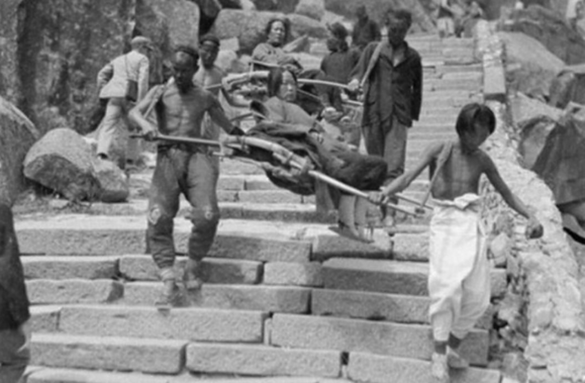 历史老照片: 民国年间,做轿子游览泰山的夫人和抬轿子的轿夫.