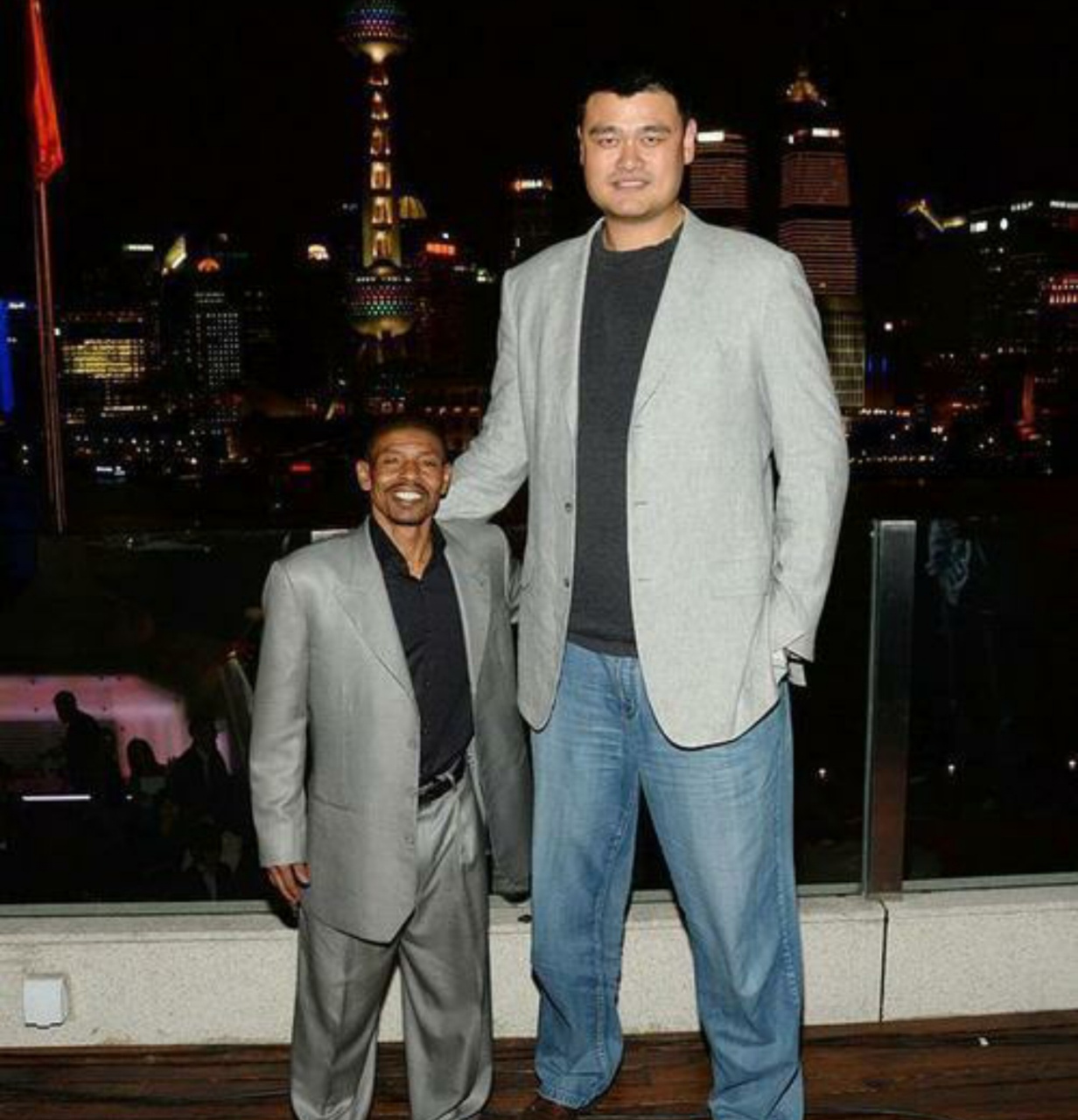 nba历史上最矮的球员是马格西博格斯,只有160厘米,1987年,华盛顿子弹