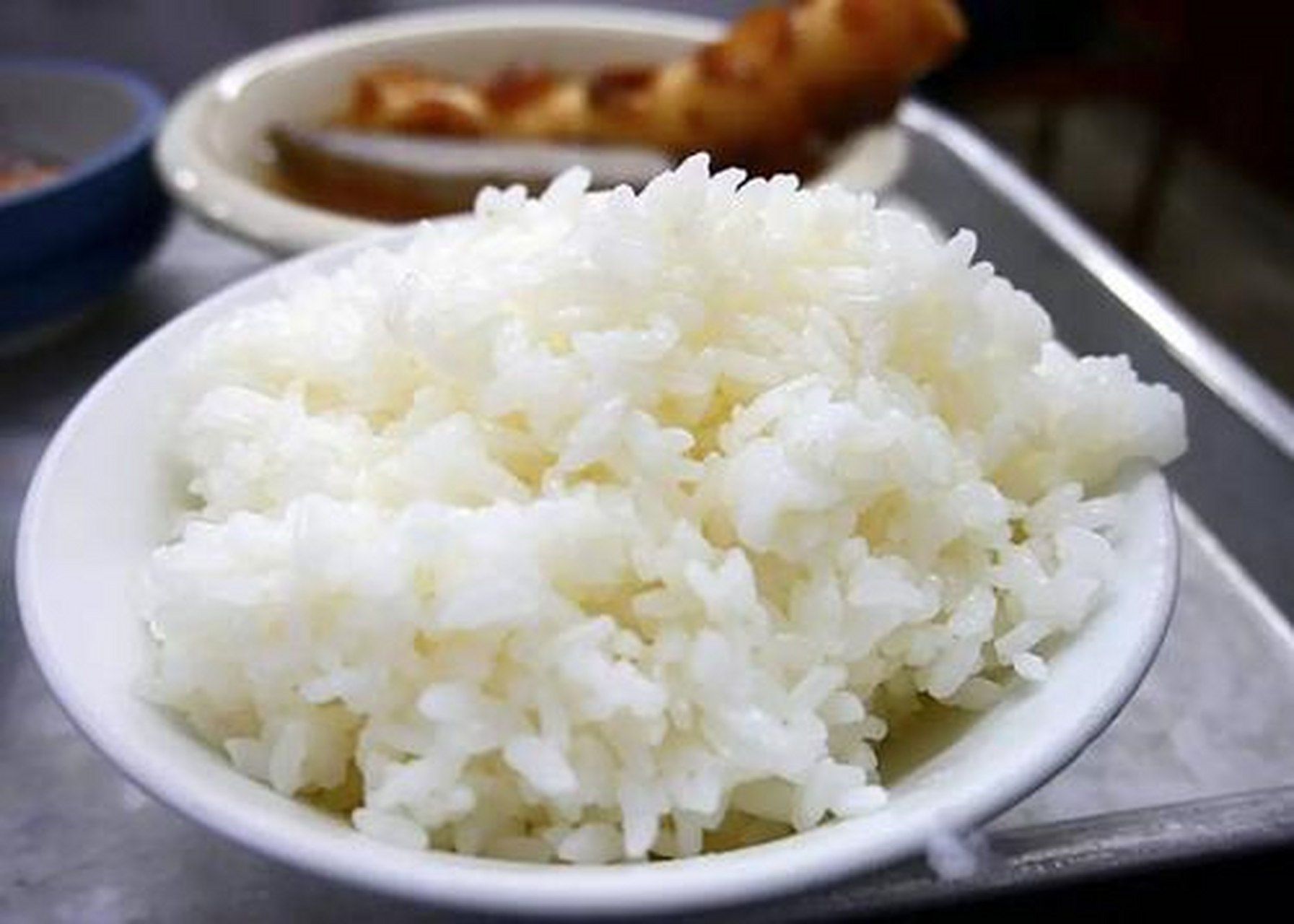 人们总觉得大口吃米饭,塞馒头并一直吞咽,就能把鱼刺咽下去.