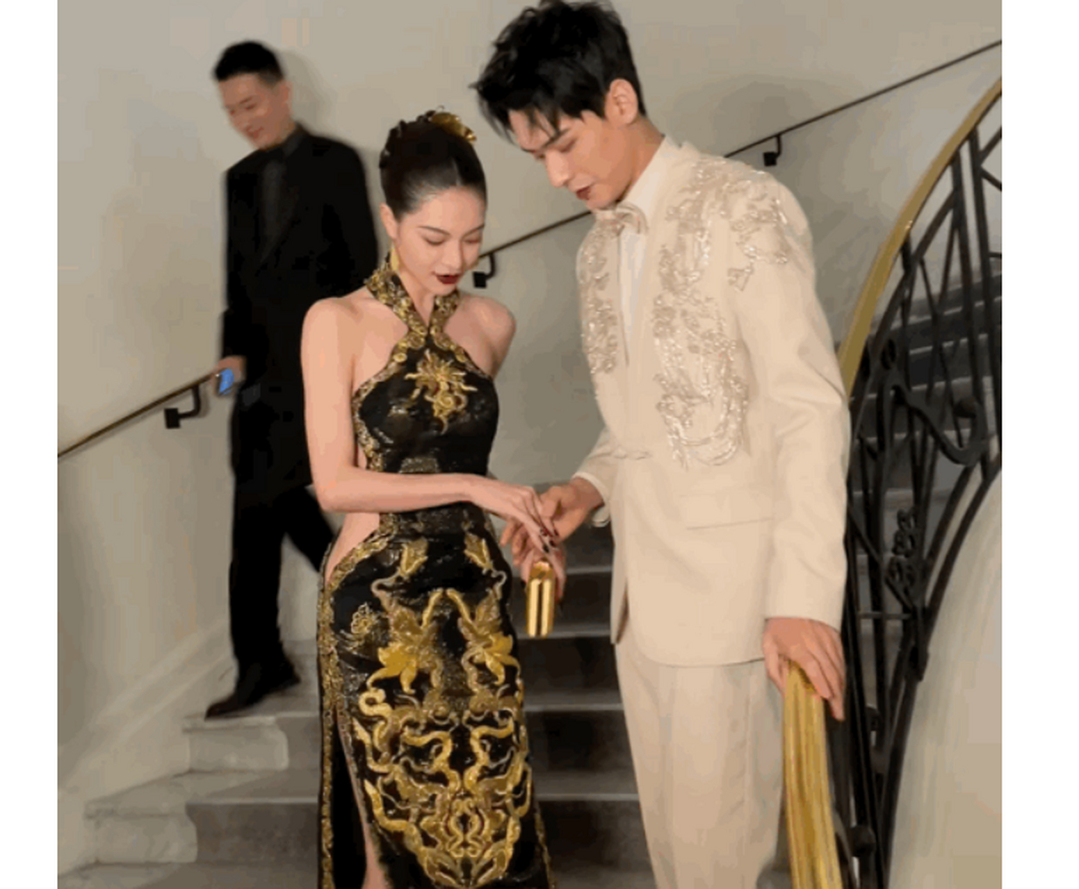 龚俊钟楚曦戛纳合影#   龚俊扶钟楚曦上楼梯,gentleking无疑了,俊男