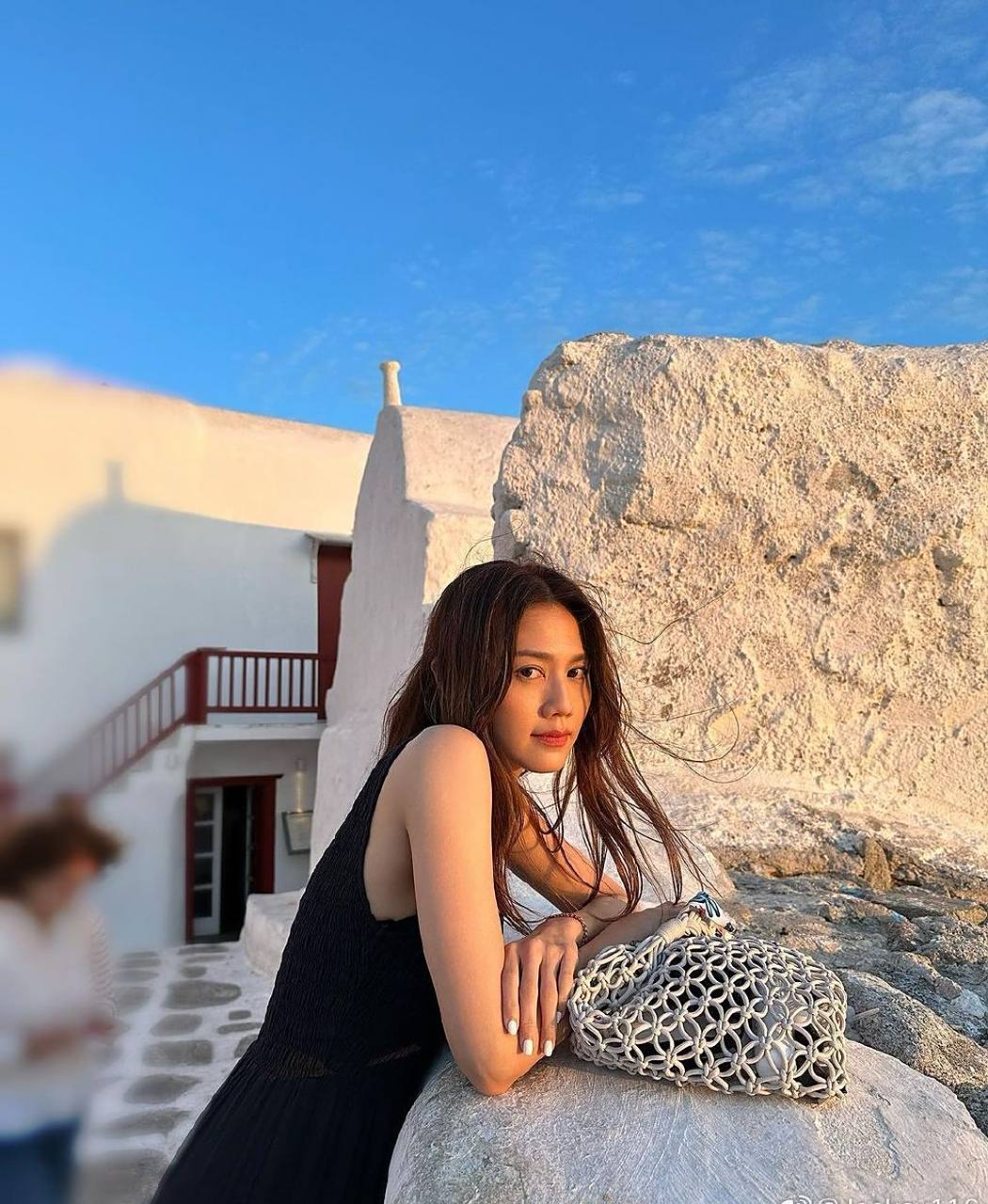 近日,中国香港女星周秀娜正在欧洲的希腊享受阳光和海滩.