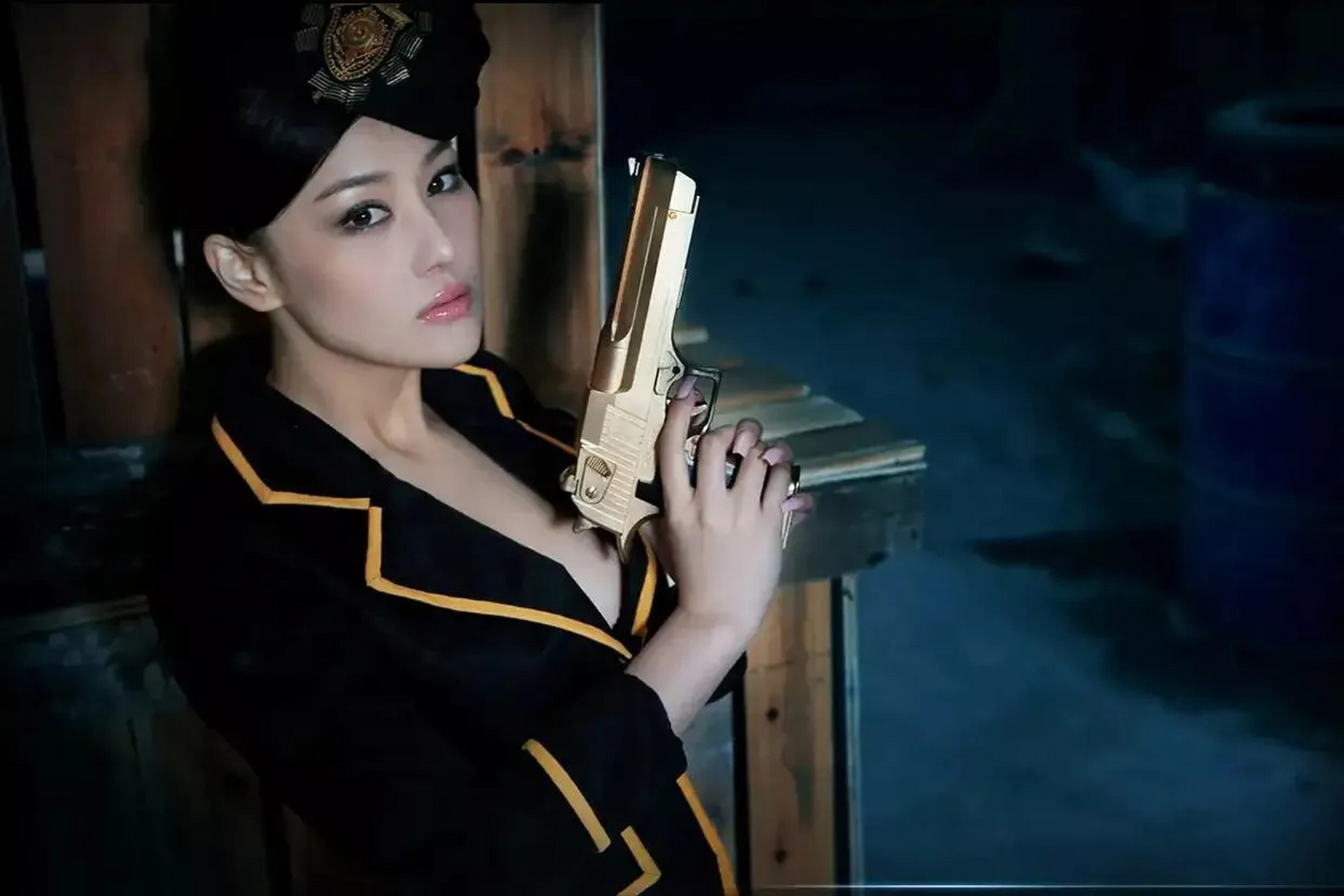 张馨予持枪上演穿越火线,不仅拥有拍大片的感觉,而且让人觉得,她没有