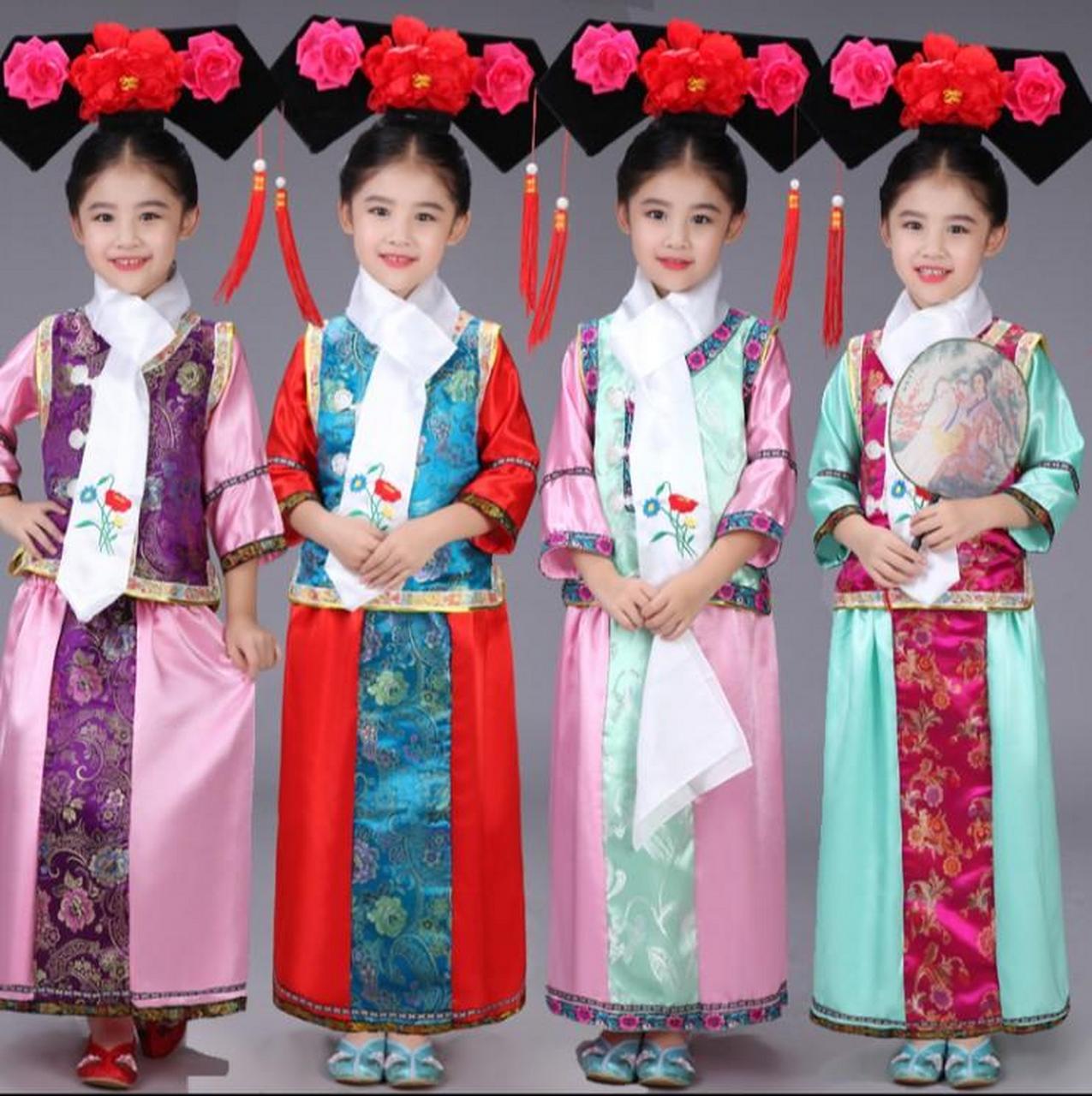 1900年,三个同龄女孩的合影,一张图反映了三个不同阶层的人的生活.
