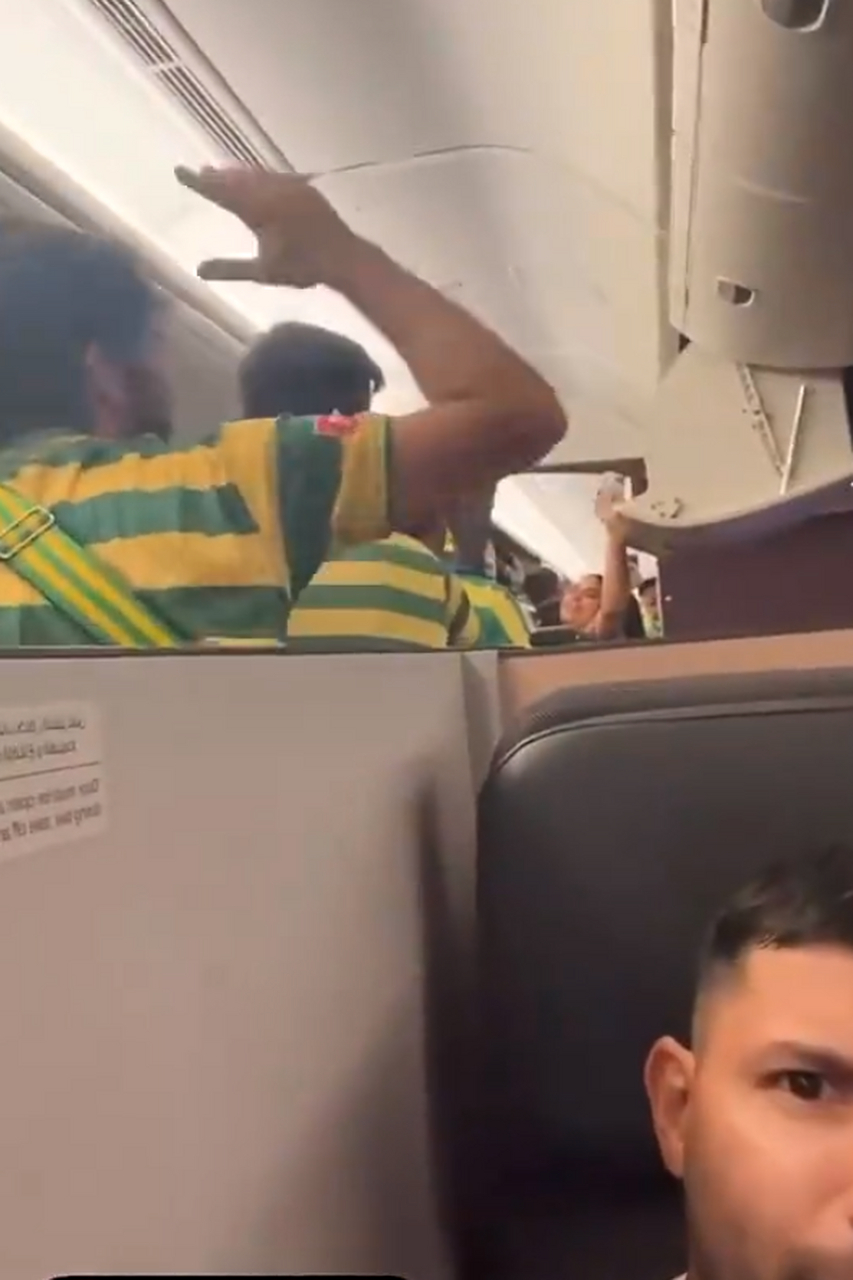 阿圭罗前往卡塔尔,在飞机上偶遇一群在狂欢的巴西球迷】 阿根廷球星