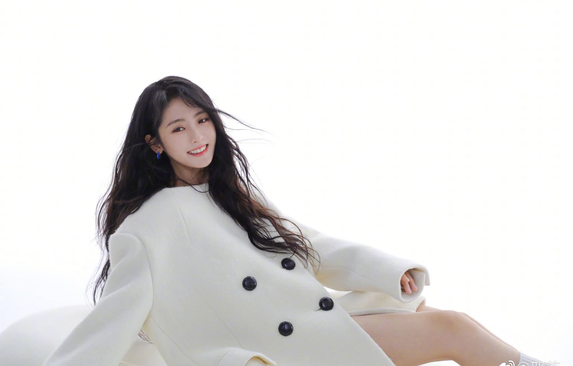 邢菲|同款照片    分享一下最近的美女穿搭,是不是草莓呢?