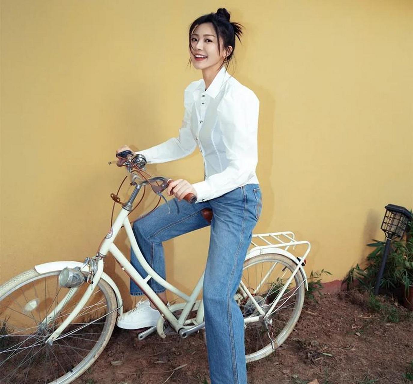 黄梦莹的早秋穿搭.白衬衫搭蓝牛仔,朝气蓬勃,美丽藏不住.