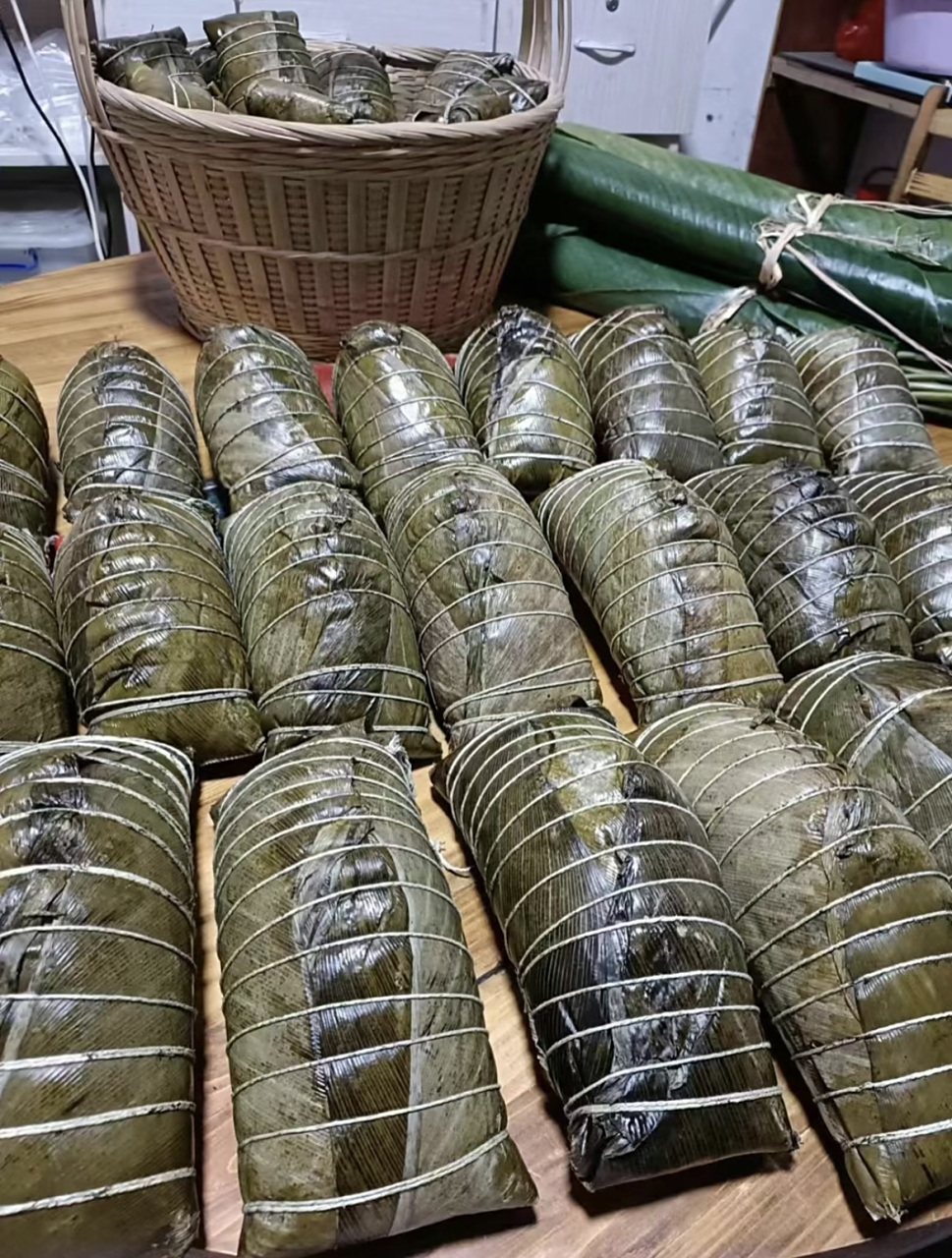 网友:广西人的饭量应该挺大吧,毕竟这种粽子都是2斤起步!