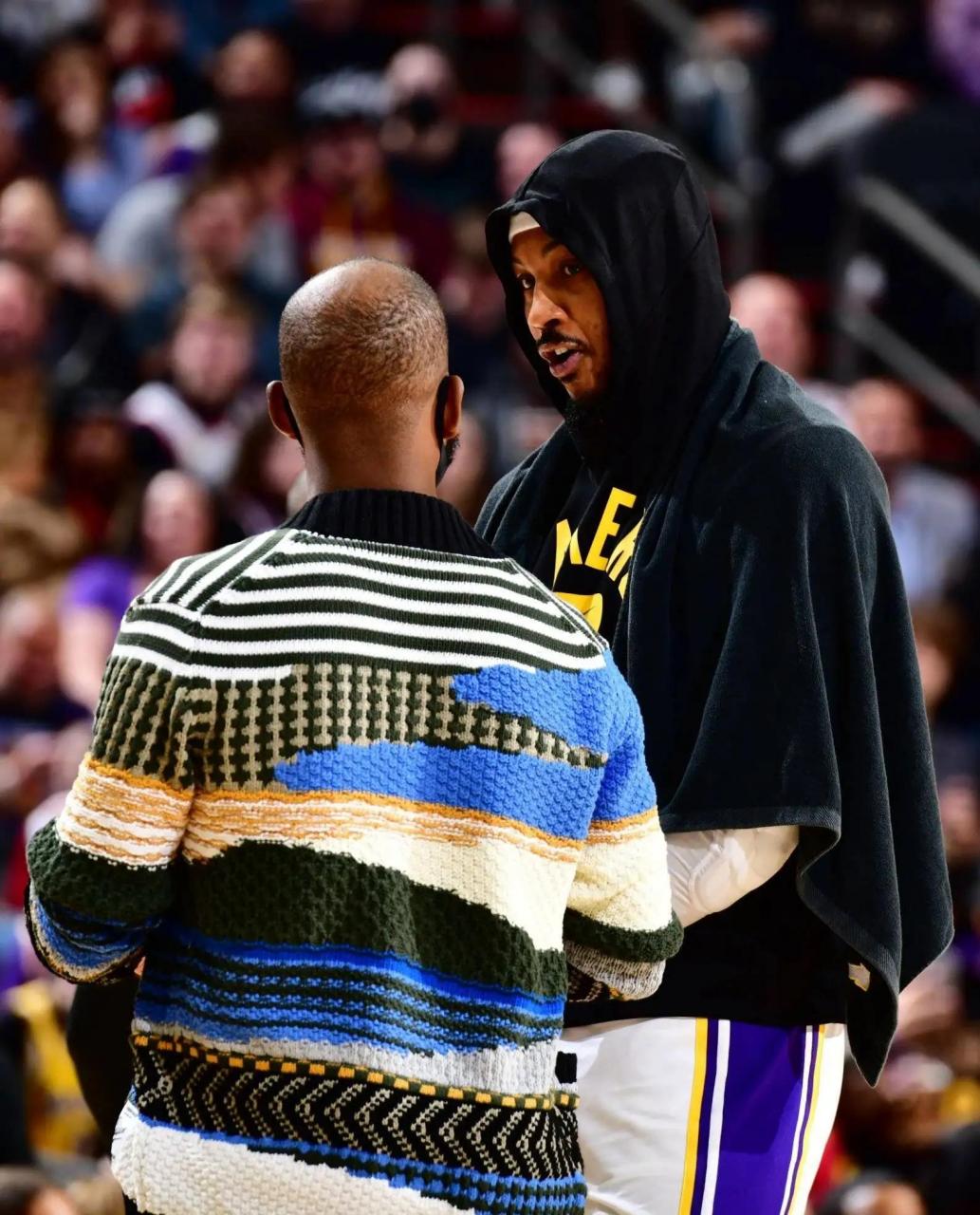 gif创作人# 克里斯保罗用受伤的右手去握艾顿和勒布朗詹姆斯的手