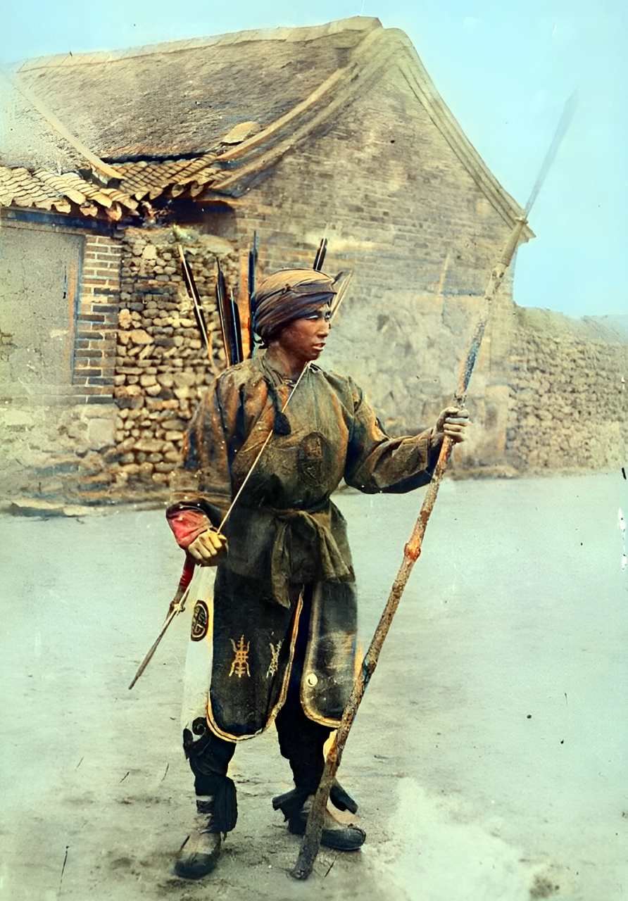 这名清兵使用最为传统的冷兵器.他的后背背着一张长弓与几支箭.