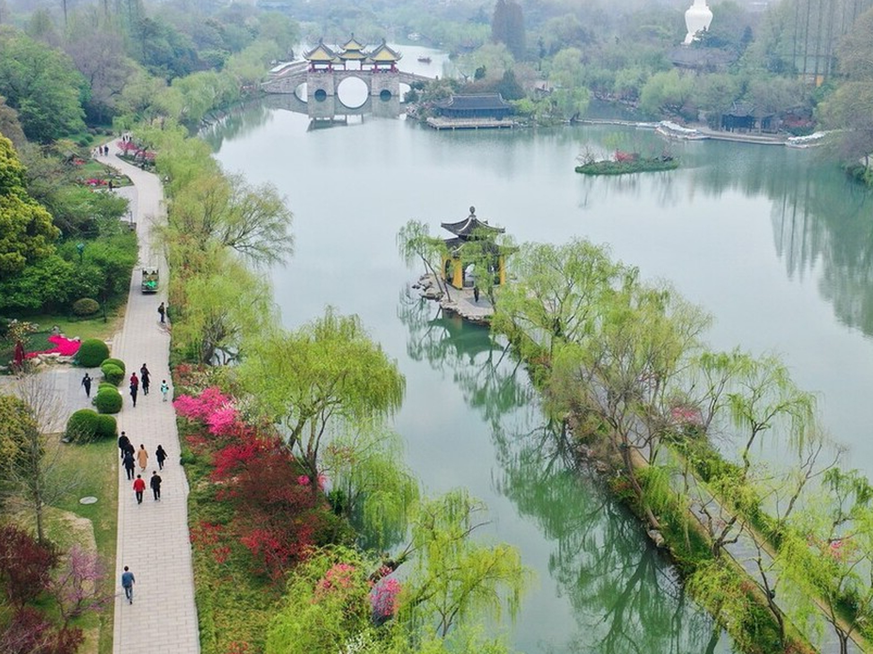 瘦西湖风景区位于江苏扬州市城区北郊,连日春雨如织,廿四桥烟霭蒙蒙