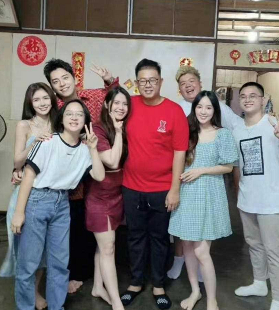 蔡卓宜妹妹晒出家人合照,蔡卓宜带王大陆回家见父母,一家人气氛十分