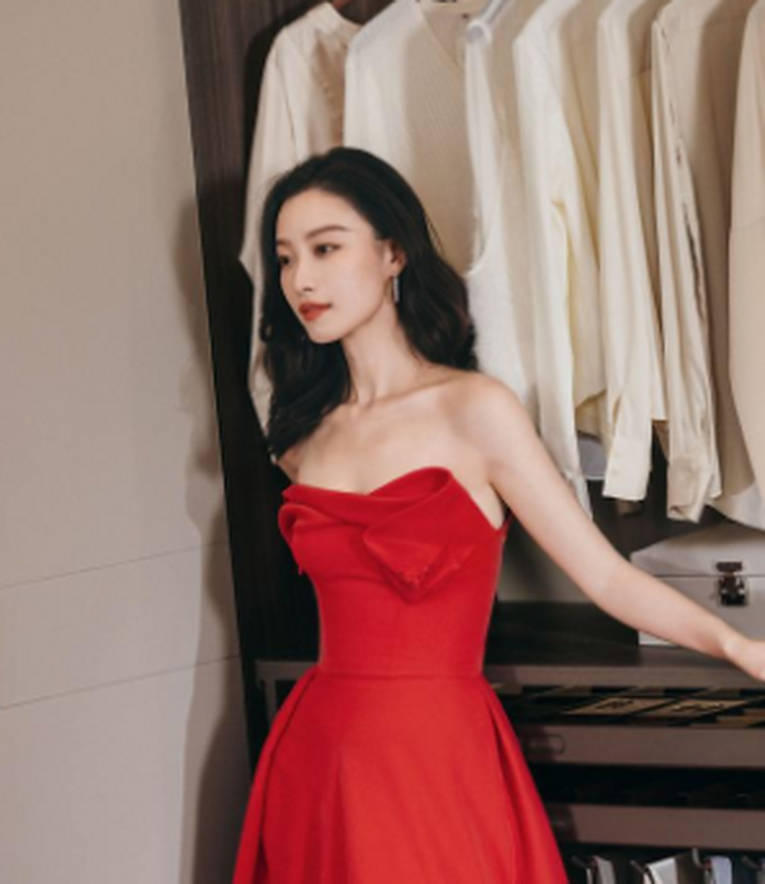 穿红裙的倪妮真的也太美了吧!