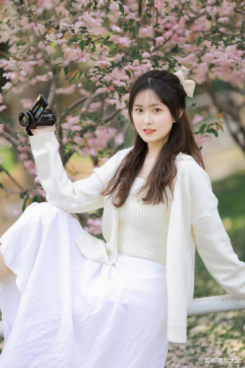 大学辅导员的妹妹,女研究生,今年25岁还是单身,高颜值气质型美女