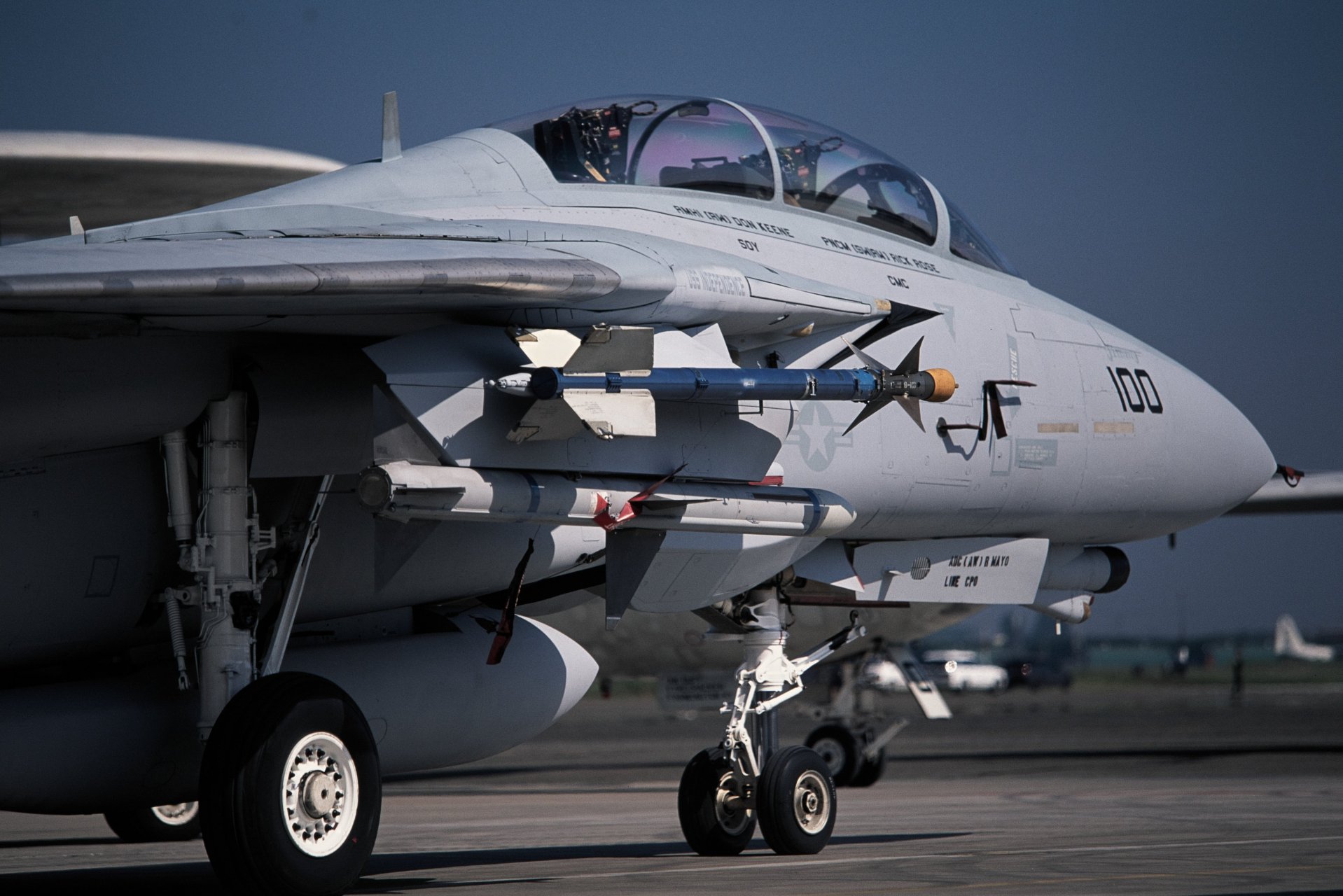 美国海军的f-14战斗机服役后,使用的机载武器除了不死鸟外,主要的空空