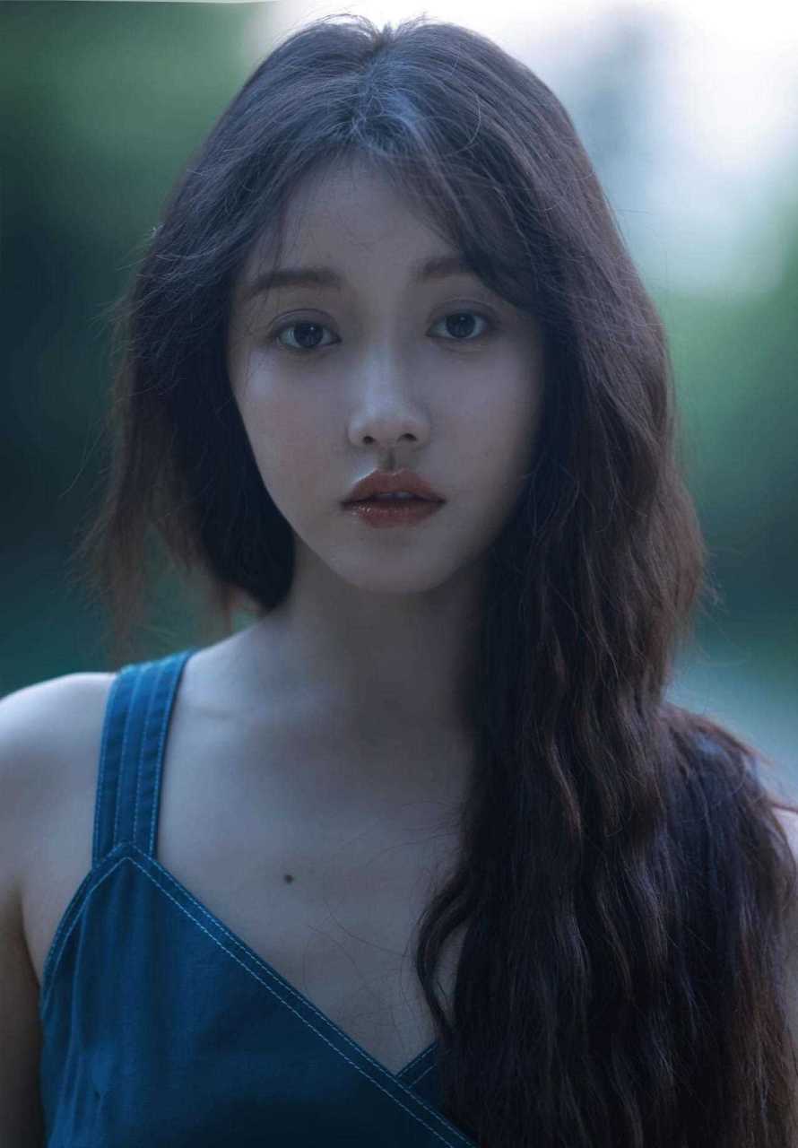 姜贞羽最新释出的这组森系写真把她身上的那种氧气感气质完全展现了