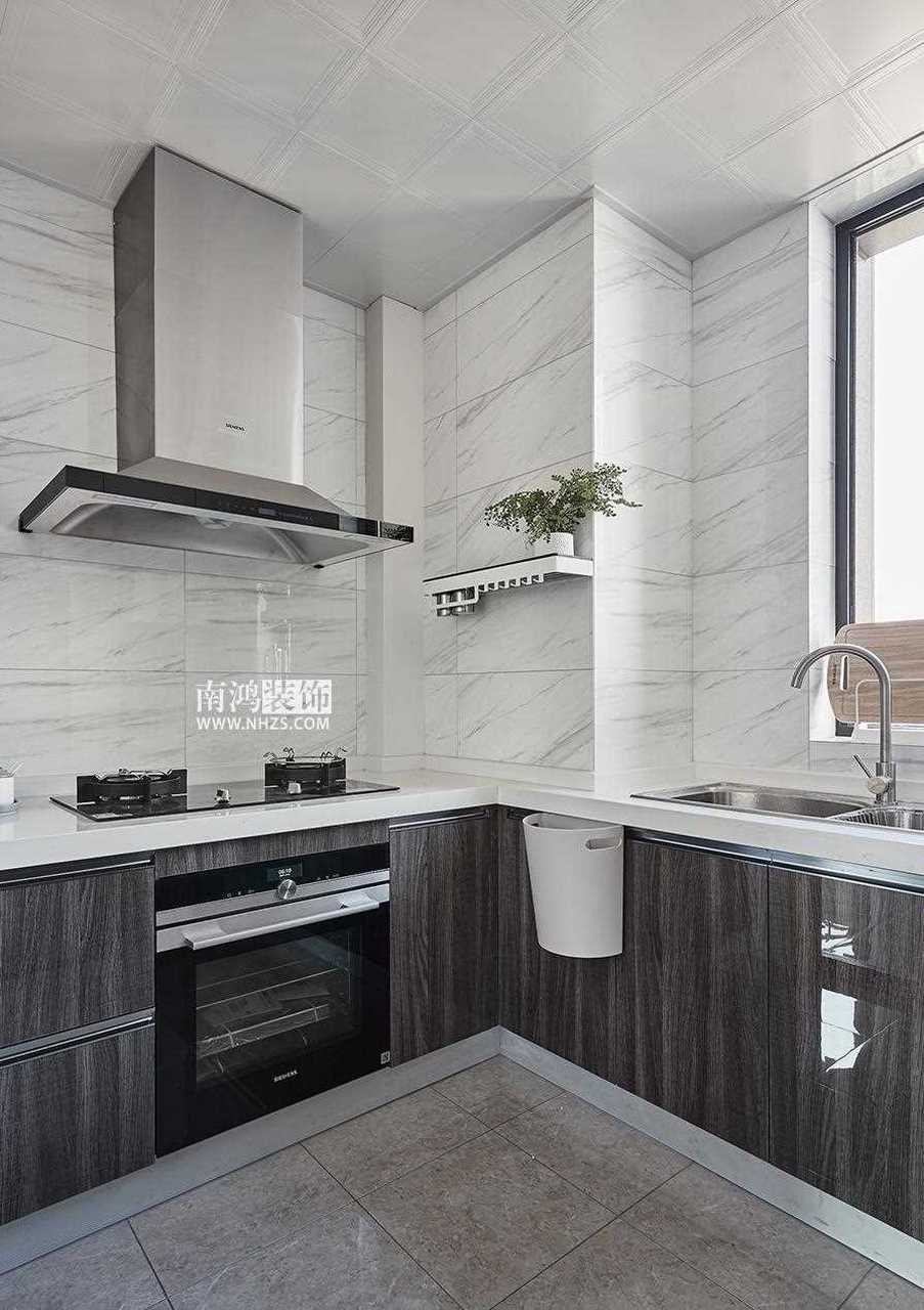 爵士白的瓷砖搭配高级灰橱柜,是现代风格的厨房装修中比较经典且通用