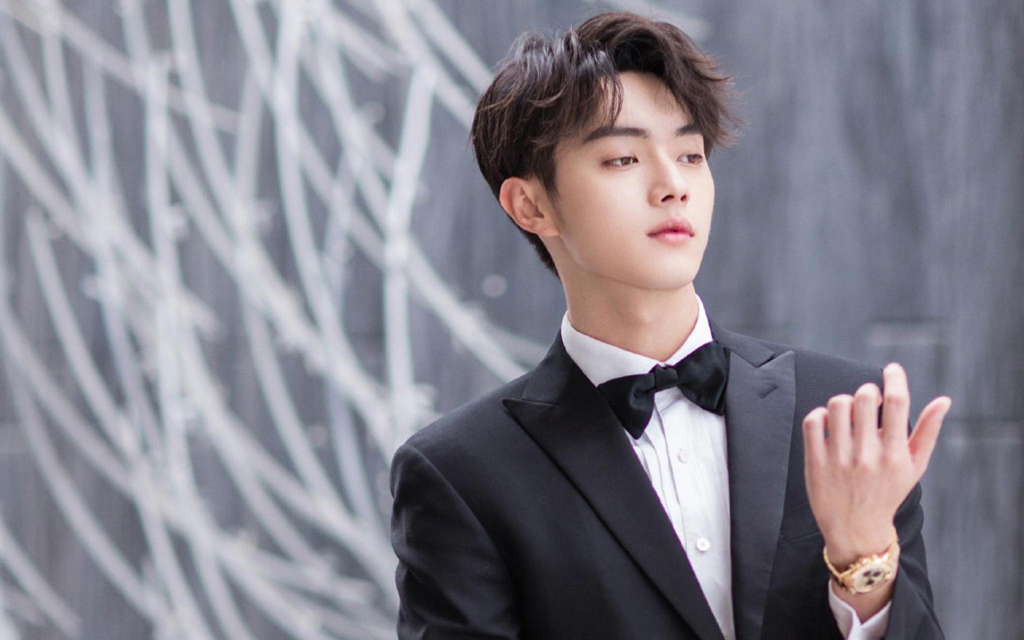 帅气型男许凯主演了《爱的二八定律》徐凯工作非常努力和认真.