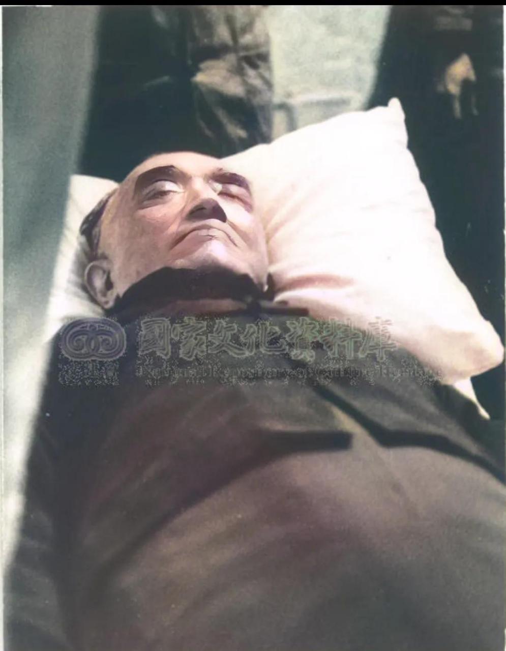 遗体安放在一具冷杉木制的灵柩里,着蓝色长袍和黑色马褂,脚穿布鞋