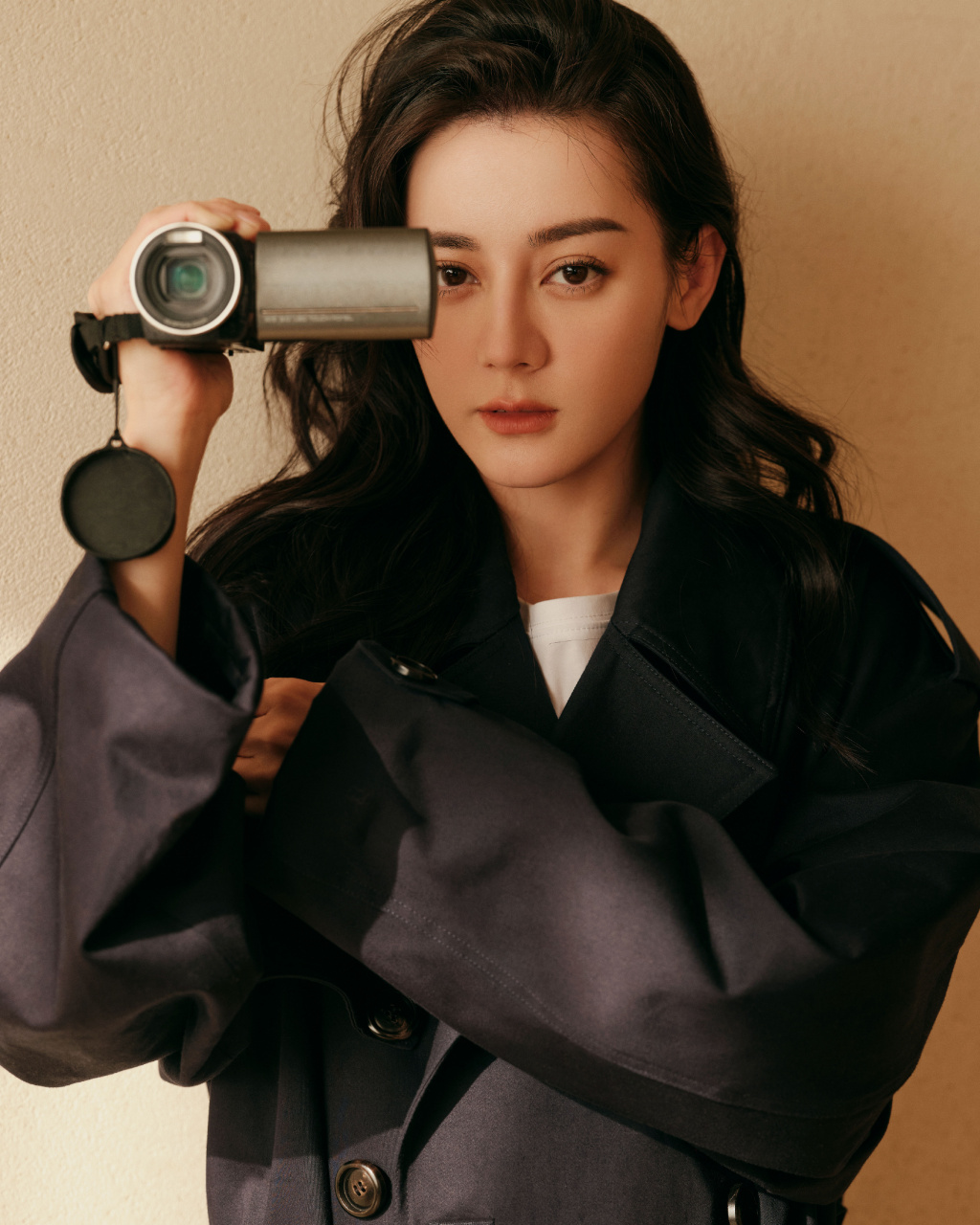 迪丽热巴坐在凳子上,笑容灿烂,散发出满满的治愈力.