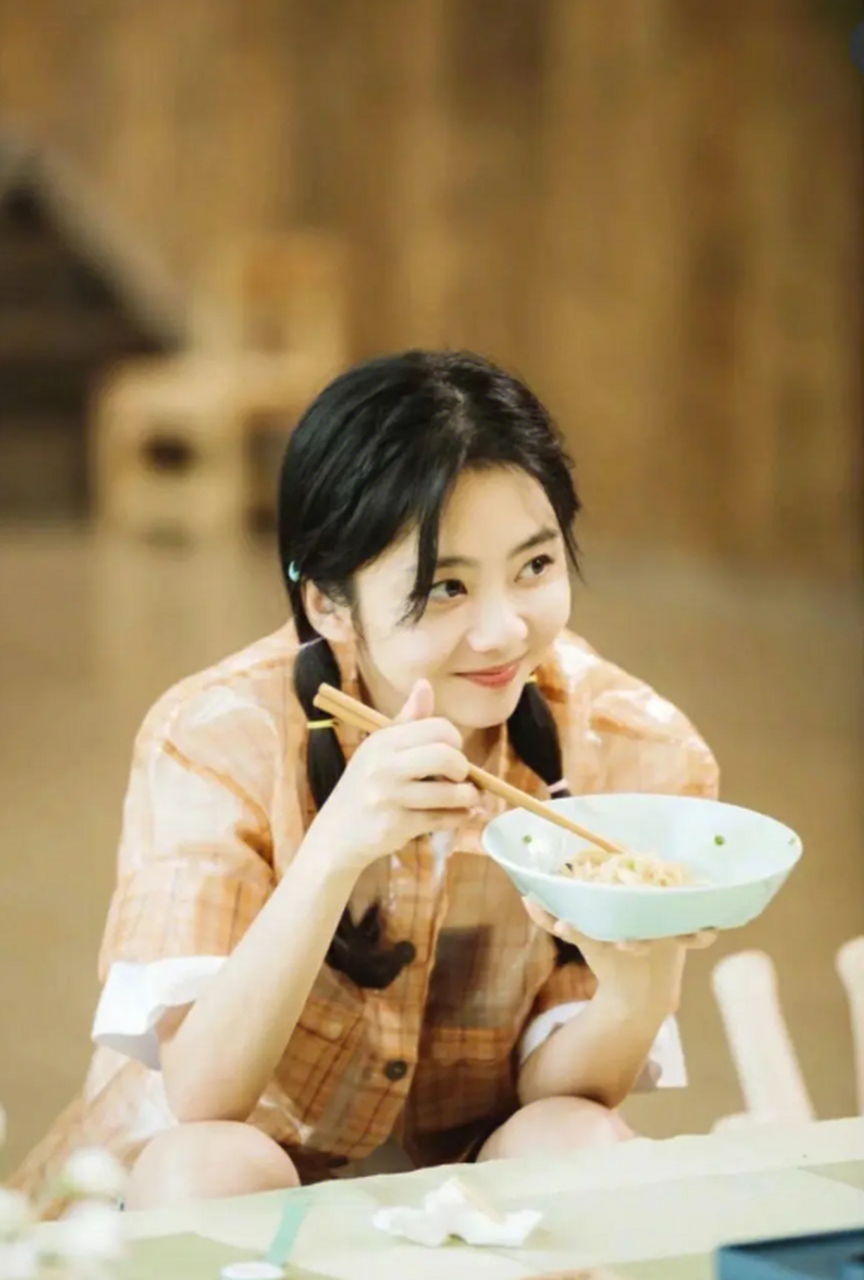 谭松韵工作室出面辟谣了.工作室隐婚传闻,"假到离谱!目前未婚且单身!