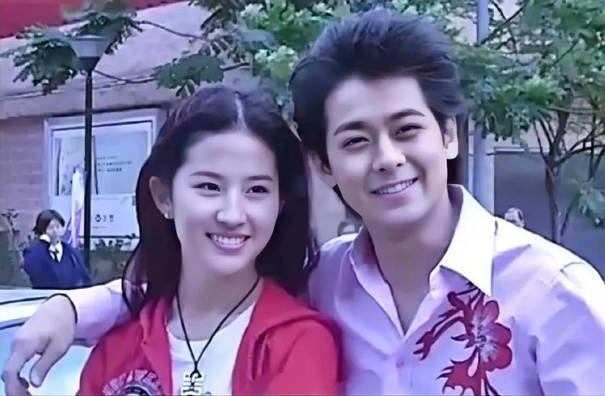 2004年,17岁的刘亦菲和30岁的林志颖合影,林志颖不愧是不老男神,和
