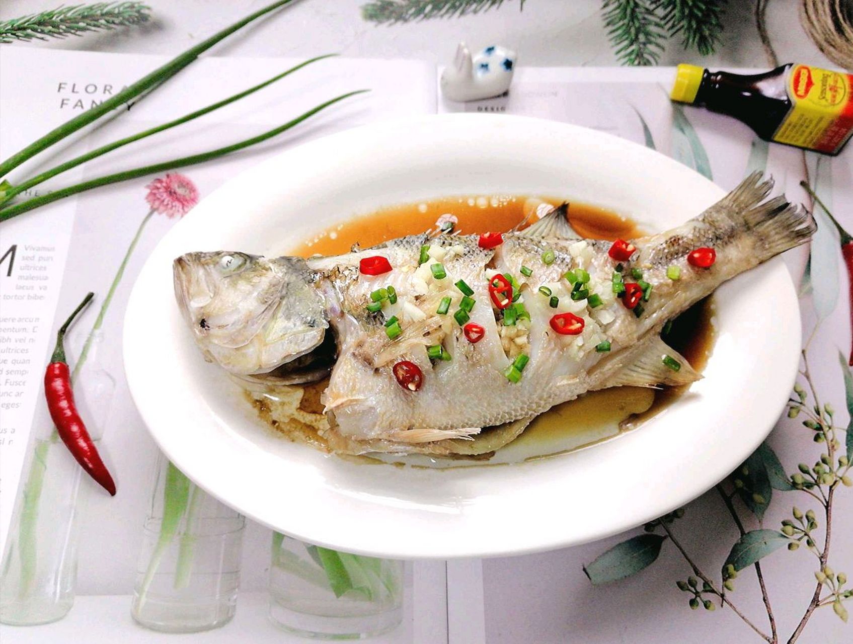 葱油鲈鱼 鲈鱼肉质洁白肥嫩,细刺少,无腥味,味极鲜美,富含丰富的蛋白