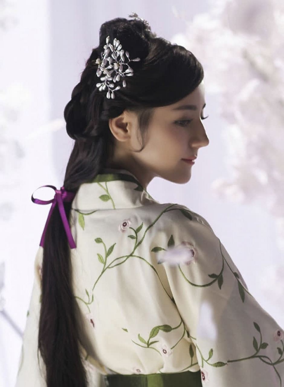 迪丽热巴参加《天天向上》时,拍摄了一部展现中华文明之美的短片.