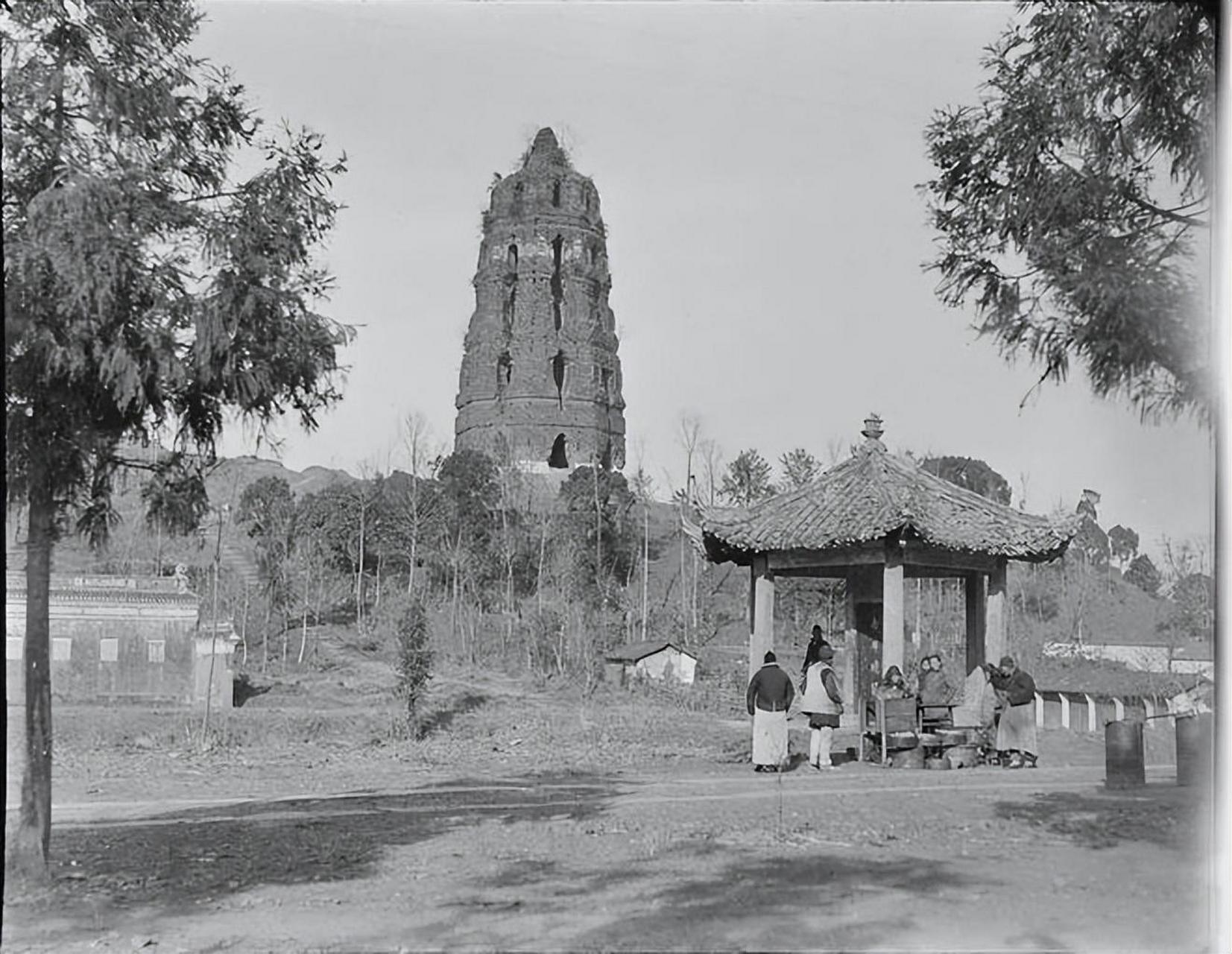 100年前杭州老照片:雷峰塔 小的时候以为雷峰塔只是一个传说,直到长大