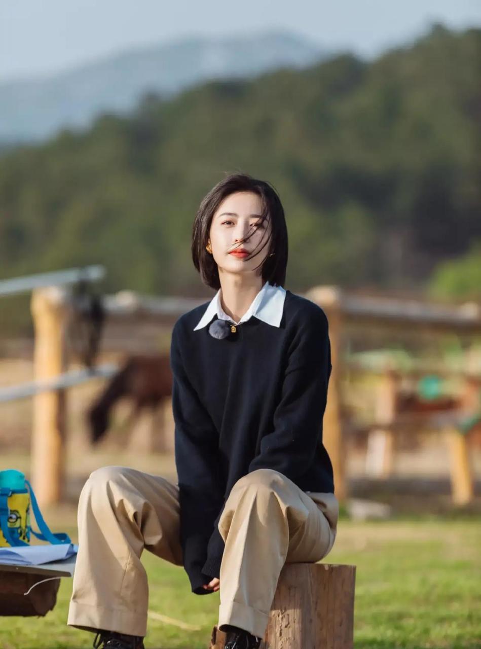 周雨彤 休闲套装,短发伶俐,潇洒恣意