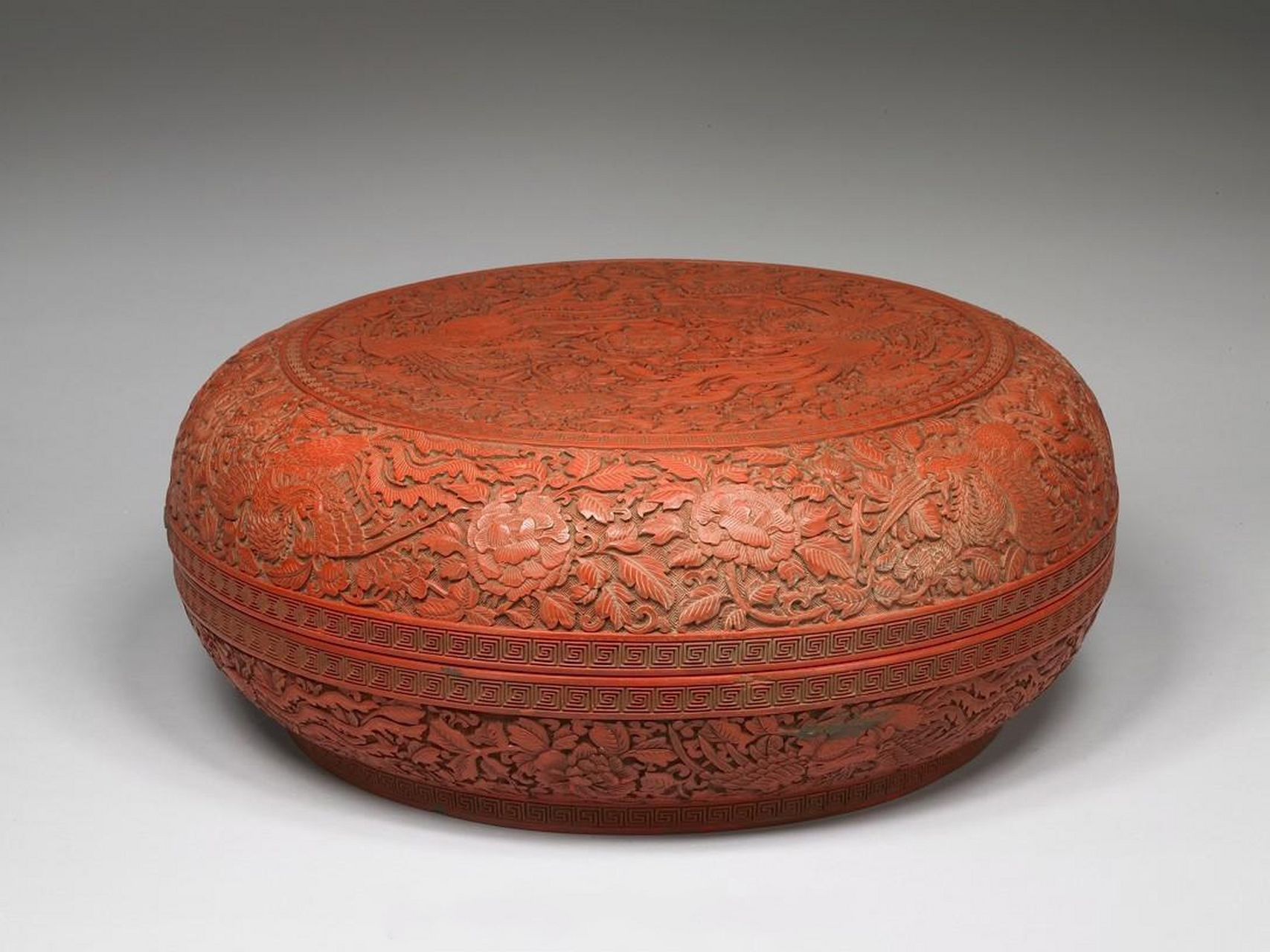 台北故宫博物院收藏的一组清代漆器.  1.清 乾隆款 戗金填漆寿春盘 2.