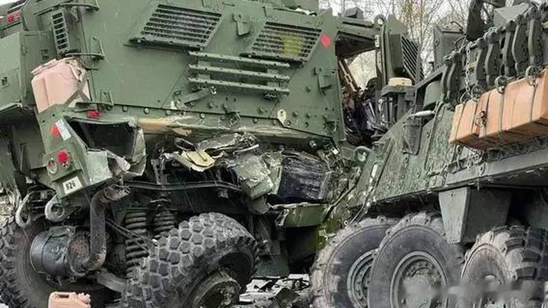 感觉美帝的装甲车,好像说纸糊的,简直成撞得稀巴烂.