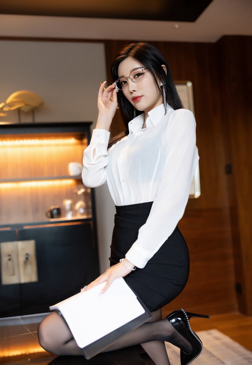 办公室女秘书杨晨晨清纯唯美女神丝袜制服私拍写真集