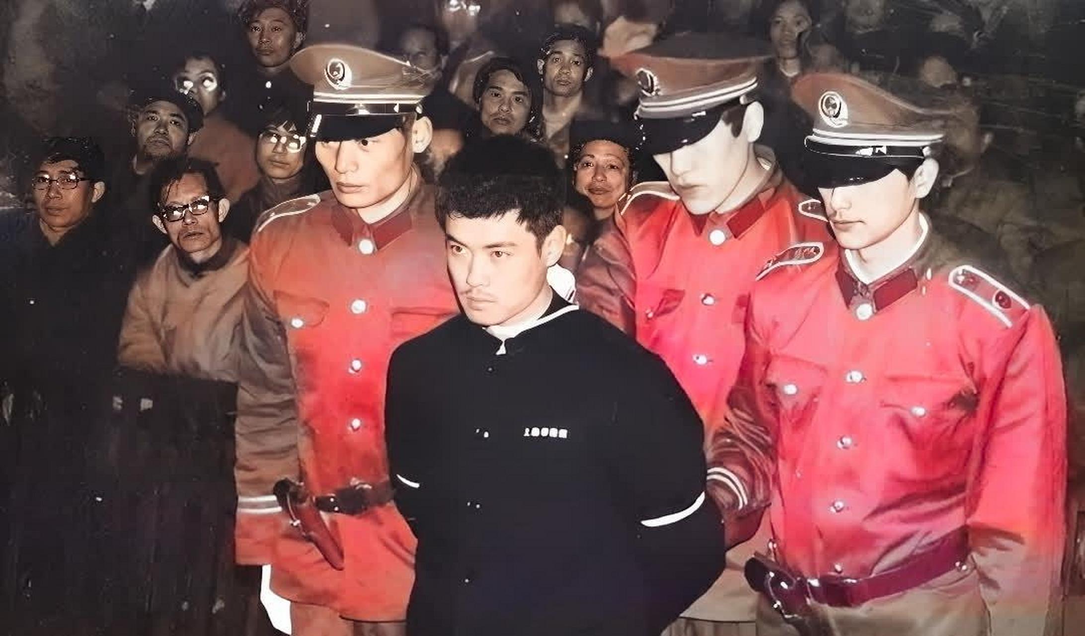 1987年,面容俊朗的于双戈因为犯下重罪被判了死刑.