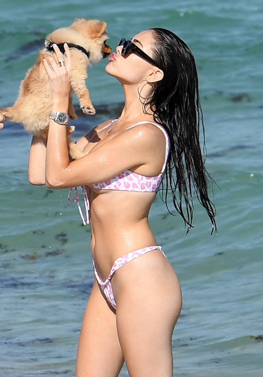 歌手麦迪逊·比尔 身着粉白相间比基尼 在海滩上秀完美身材