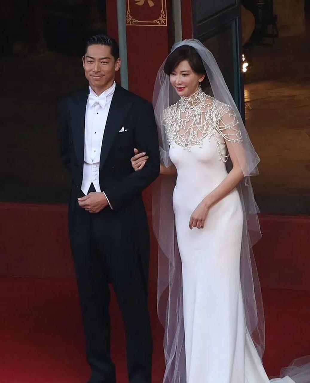 2005年,31岁林志玲因为拍摄广告意外坠马,直接断掉六根肋骨,被紧急