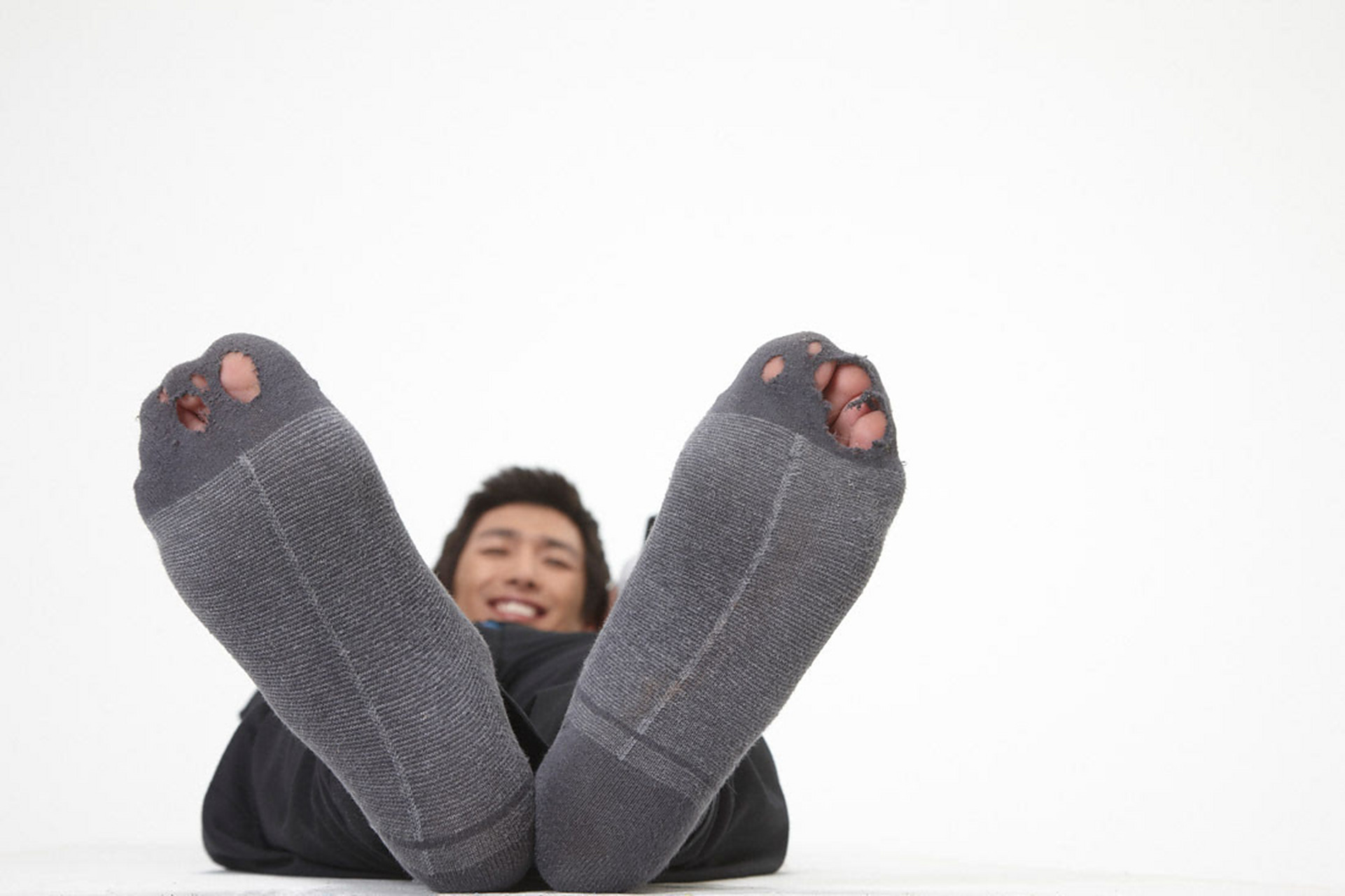 [惊哭]一男子因闻太多次自己的臭袜子,肺部感染需要入院治疗!